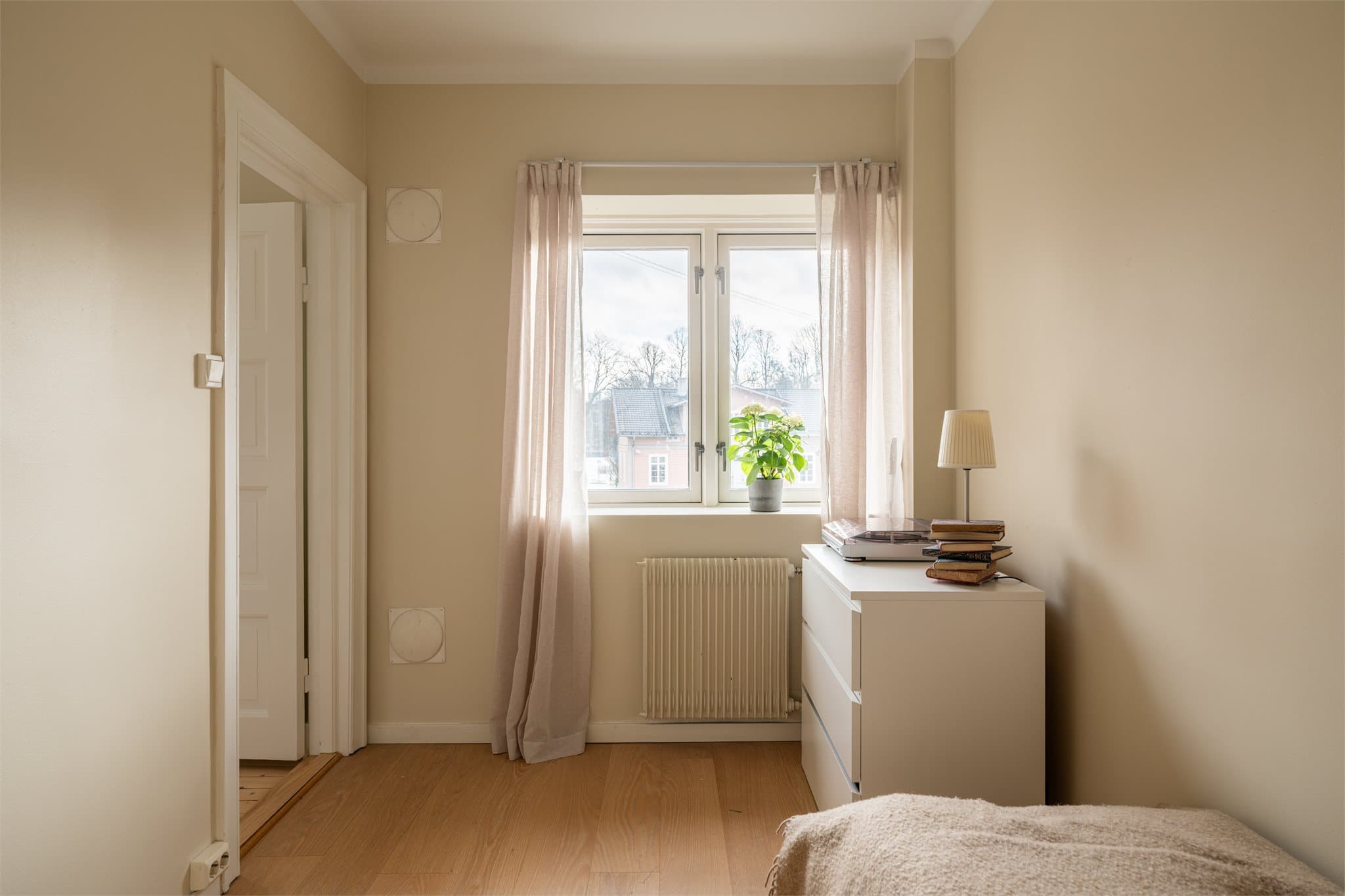 Også dette soverommet har et lyst, oljet heltregulv og lite innsyn.