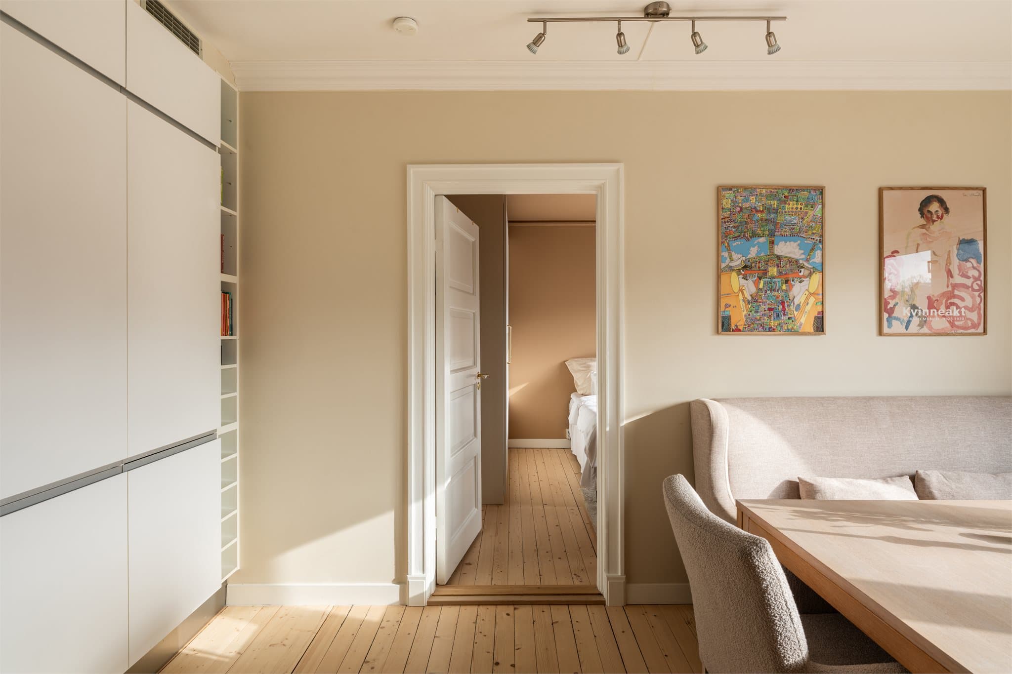 Fra kjøkkenet er det adkomst til begge soverom.