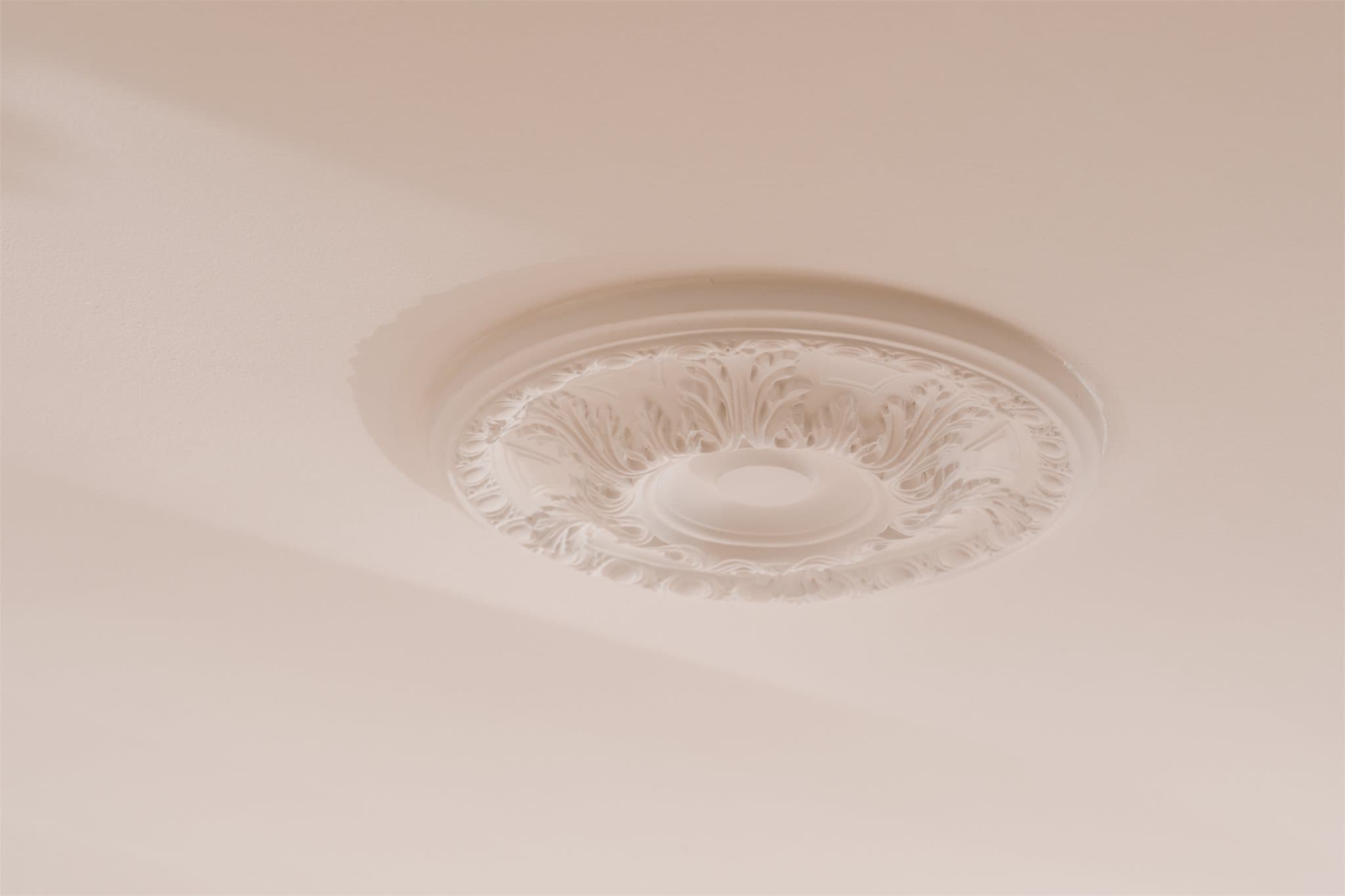 Klassiske detaljer som takrosett er bevart og understreker bygårdens særpreg.