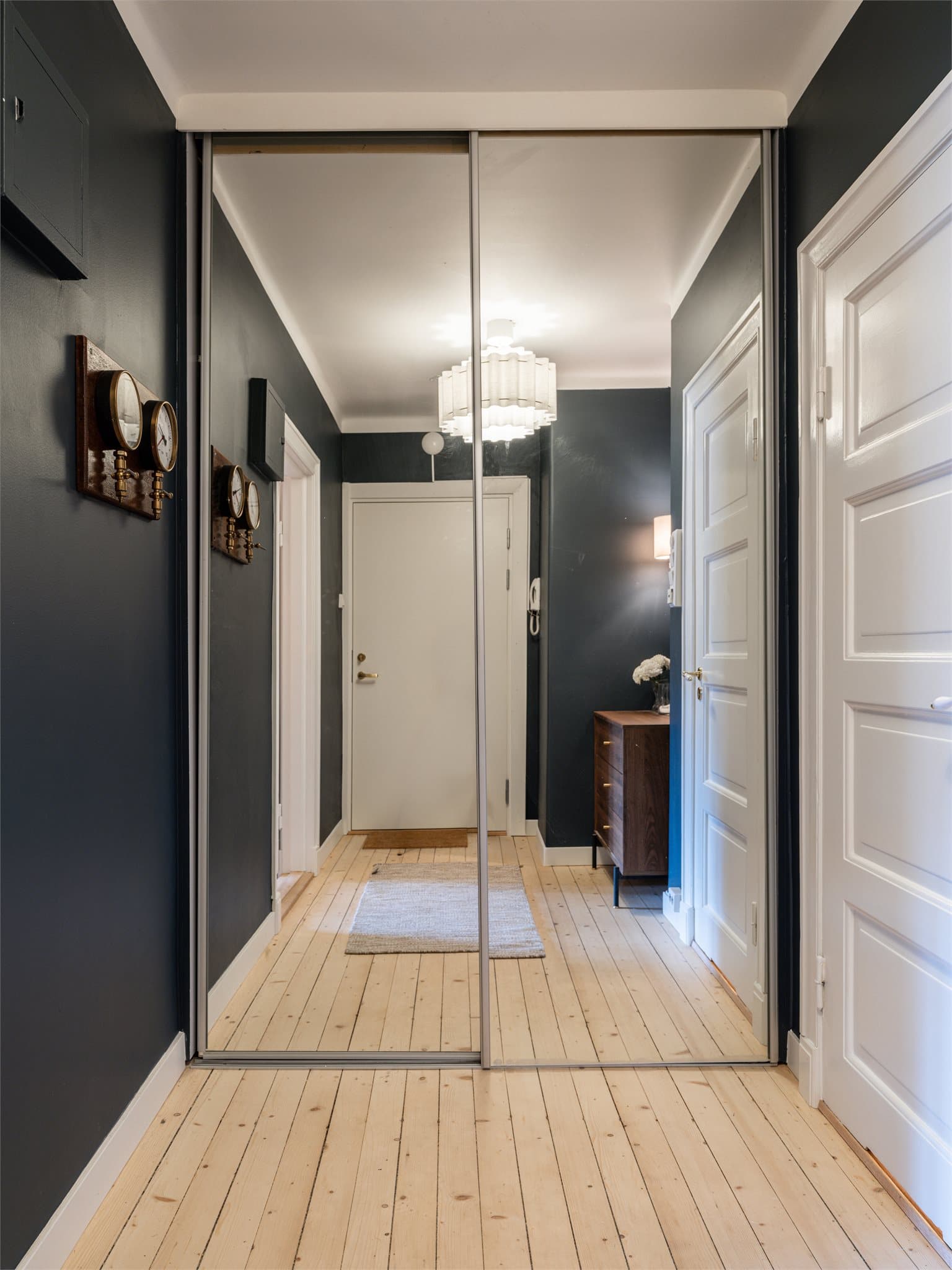 Entréen har en romslig skyvedørsgarderobe som gir rikelig med oppbevaringsplass.