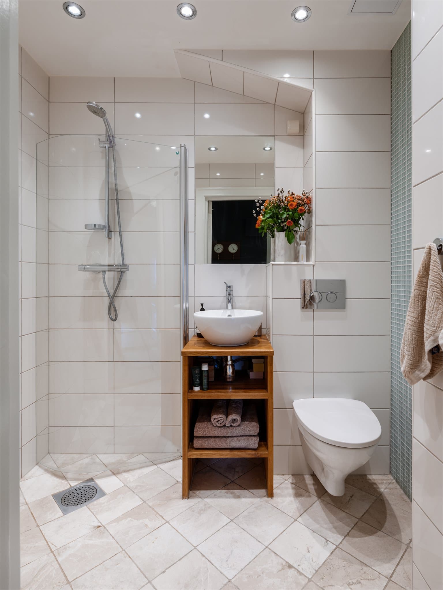 Badet ble modernisert i 2012 og har fliser, elektrisk gulvvarme og dusjhjørne med svingbare glassdører.