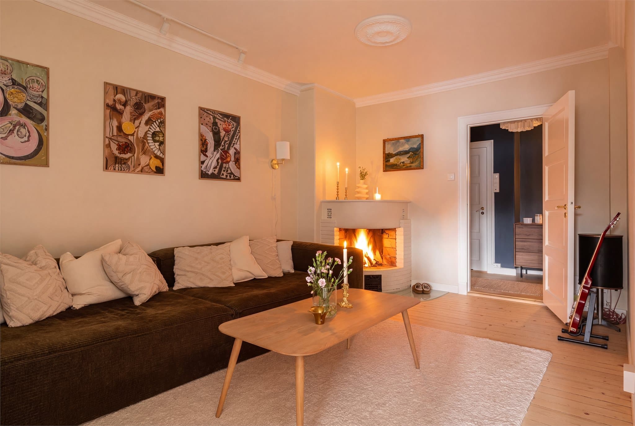 Stuen er leilighetens samlingspunkt, med god plass til både sittegruppe og spisebord. Rommet har en god takhøyde på 2,58m.