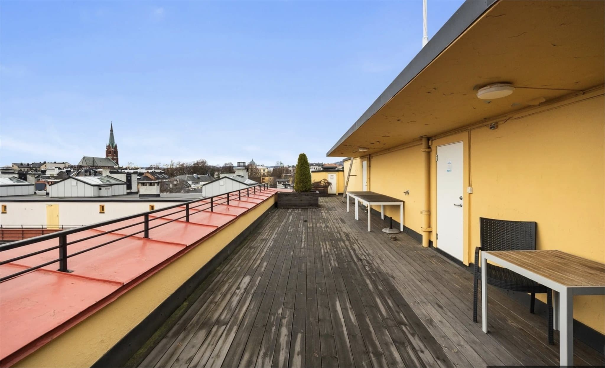 Fra takterrassen kan du nyte utsikten over byens tak og nærområdet.