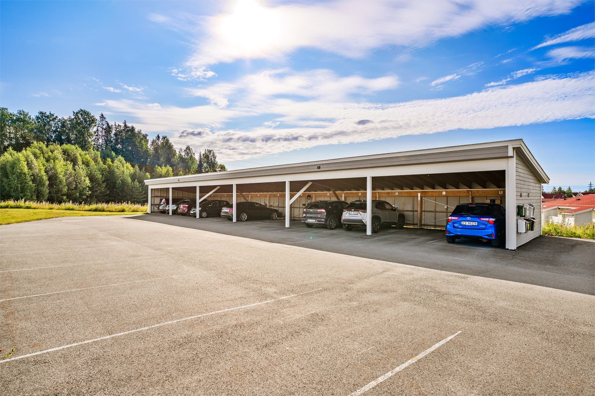 Parkering gjøres i carport og det er montert elbil-lader.