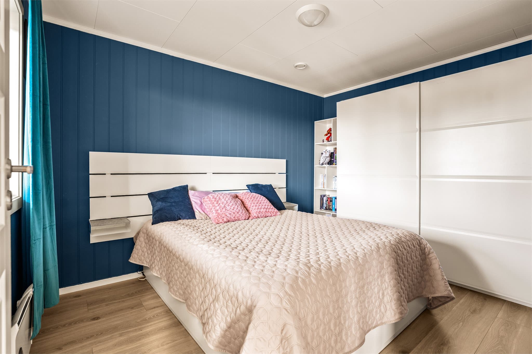 Leiligheten har to soverom av god størrelse. Hovedsoverommet har skyvedørsgarderobe.