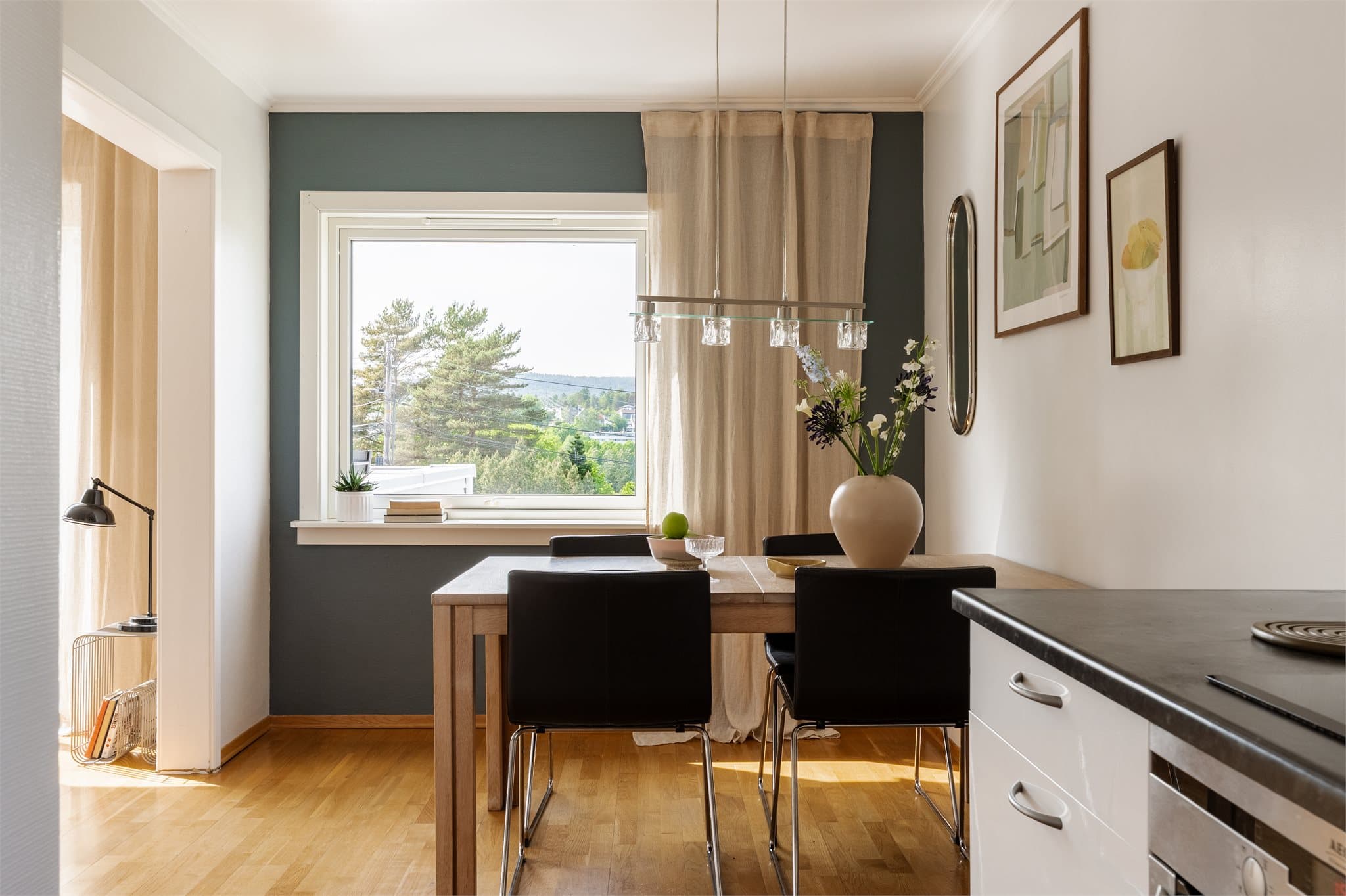 De store vinduene slipper inn rikelig med dagslys.