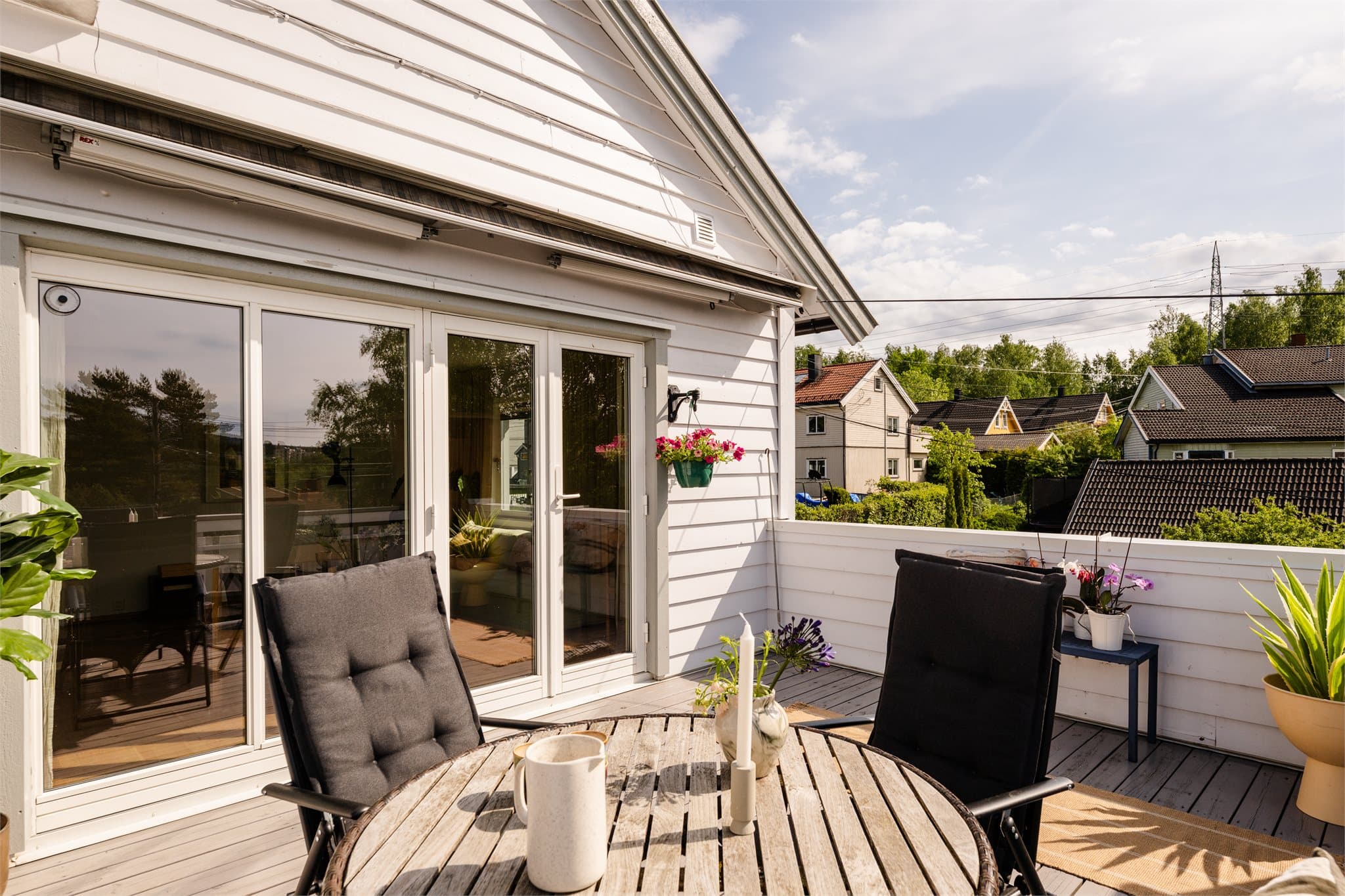 Det er montert markise på terrassen, slik at dere kan skjerme dere fra solen ved behov.
