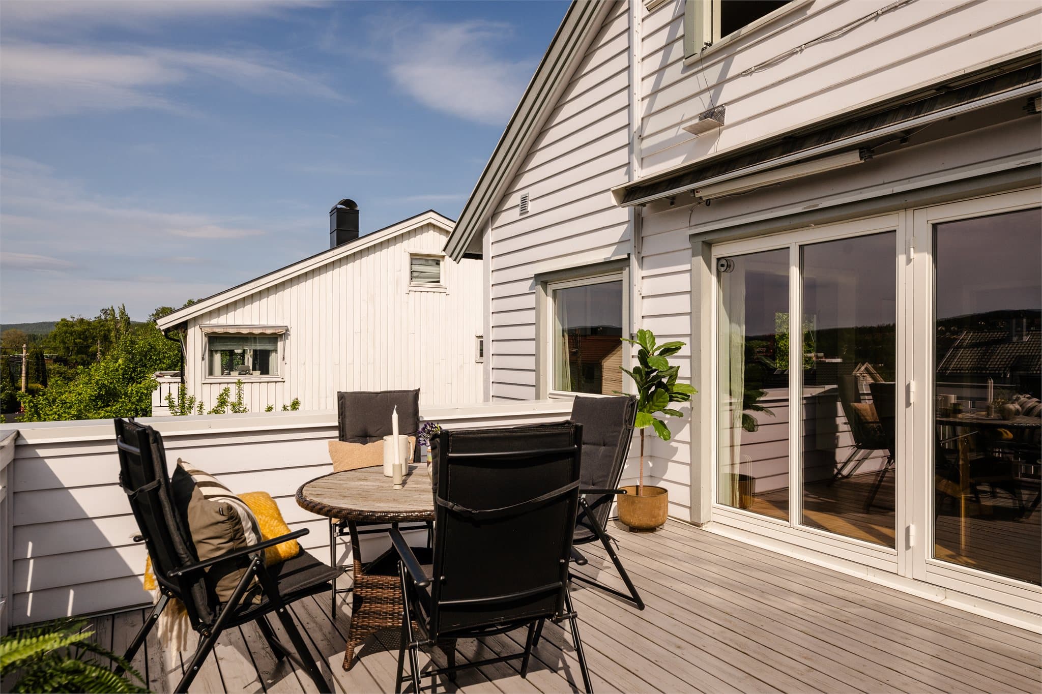 Terrassen er 17 m² og byr på god plass til utemøbler, planter, grill og alt som hører sommeren med.