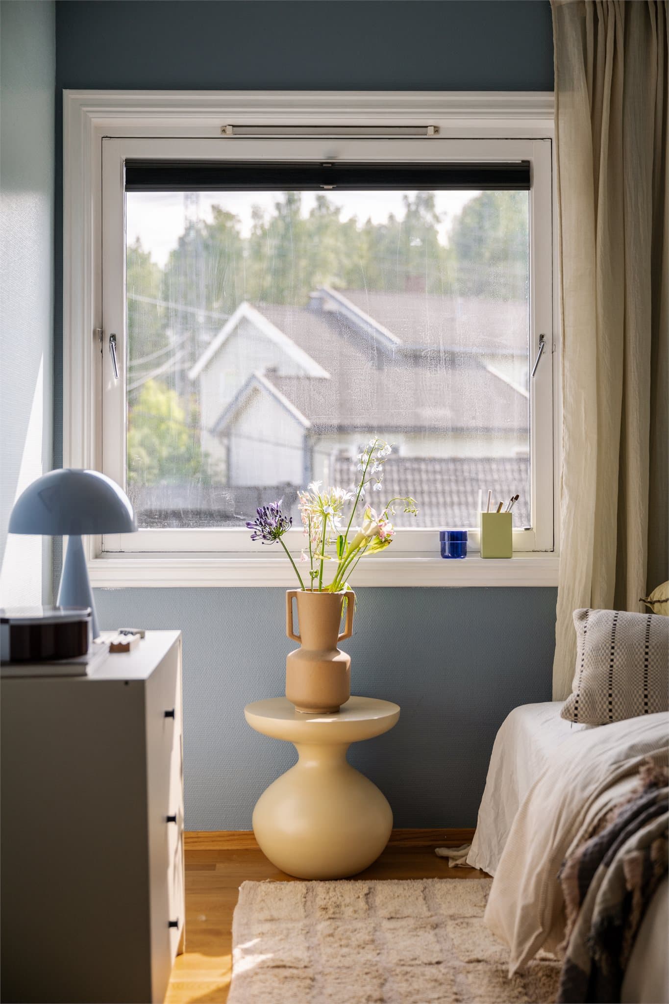 Stort vindu gir mye naturlig lys til rommet.