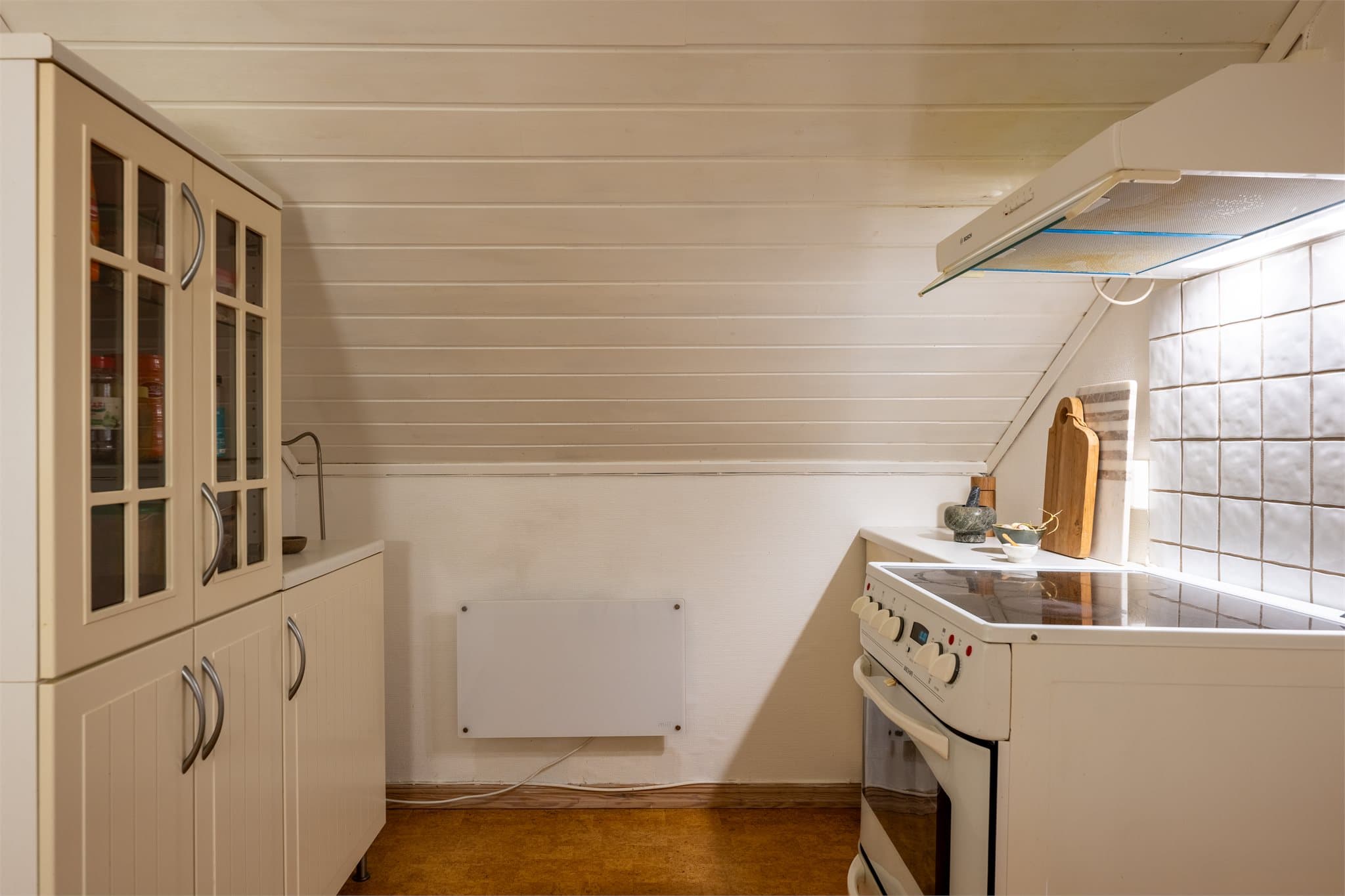 Kjøkkenet er utstyrt med kjøl/fryseskap, oppvaskmaskin og komfyr.