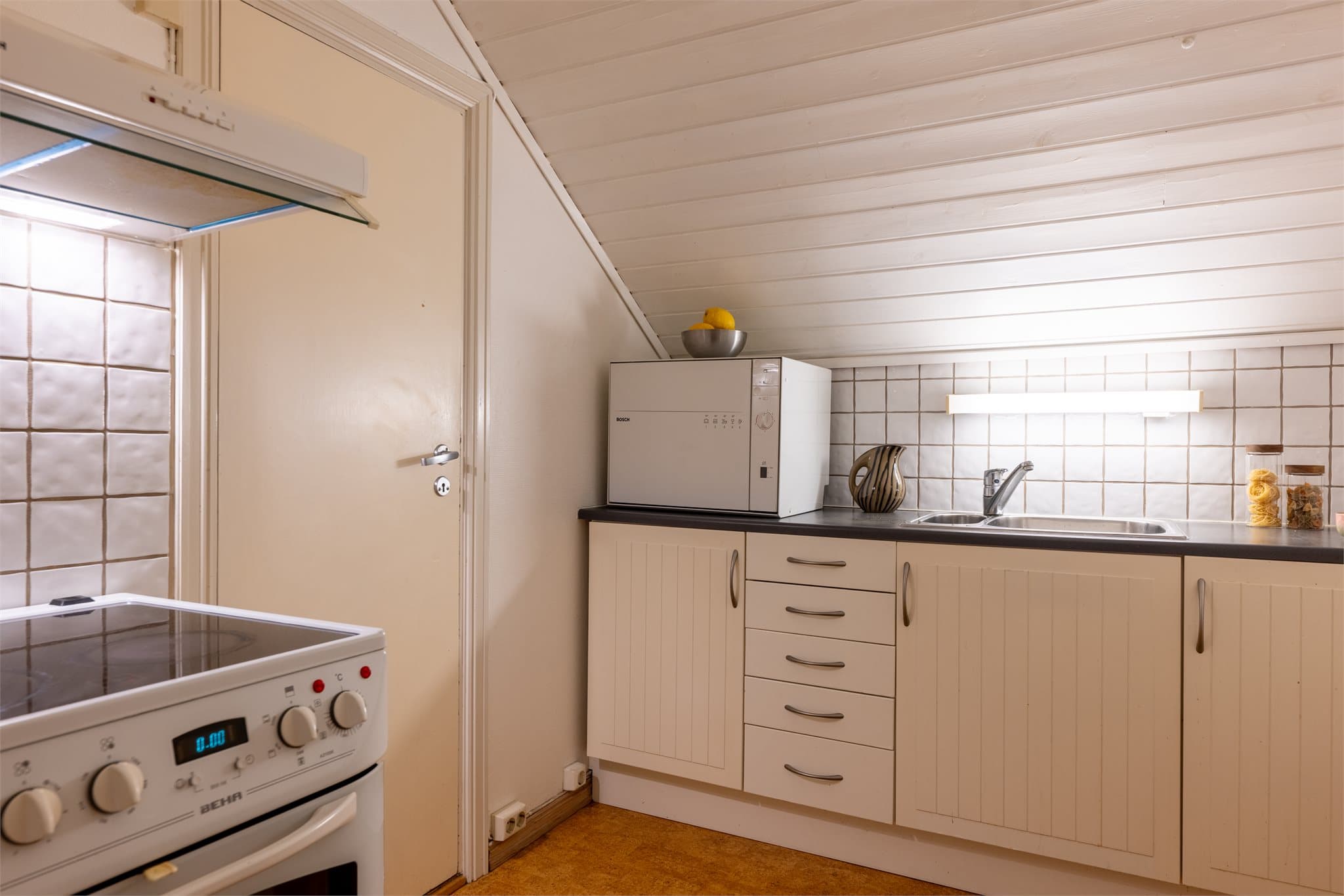 Enkel kjøkkeninnredning på loftet.