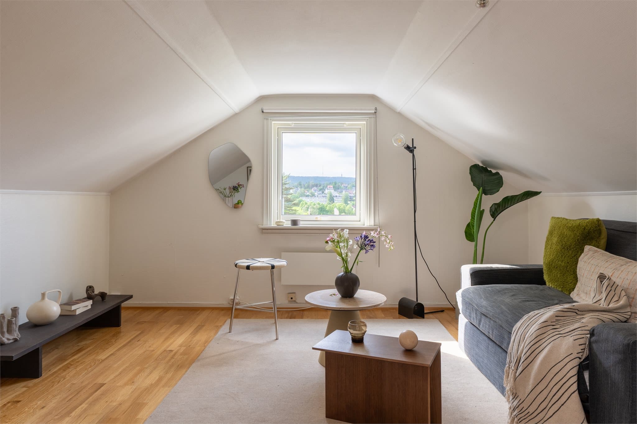 Loftsrom med vindu som gir mye lys og flott utsikt.