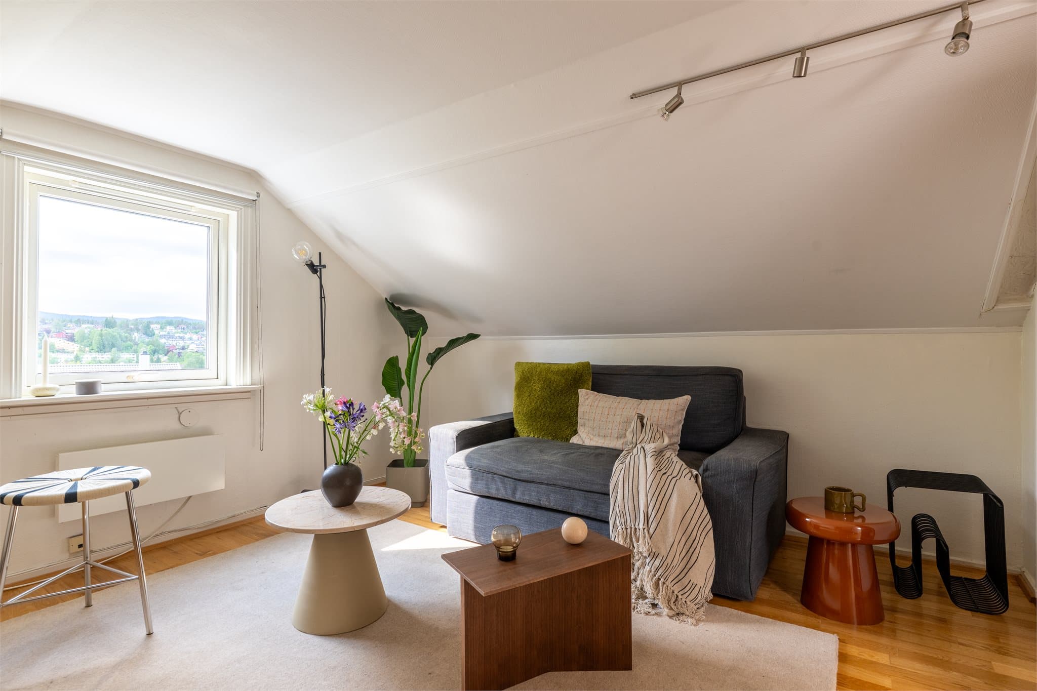 Det er gitt tillatelse til tiltak om bruksendring av loft fra tilleggsdel til hoveddel og fasadeendring. Se salgsoppgave for komplett informasjon.