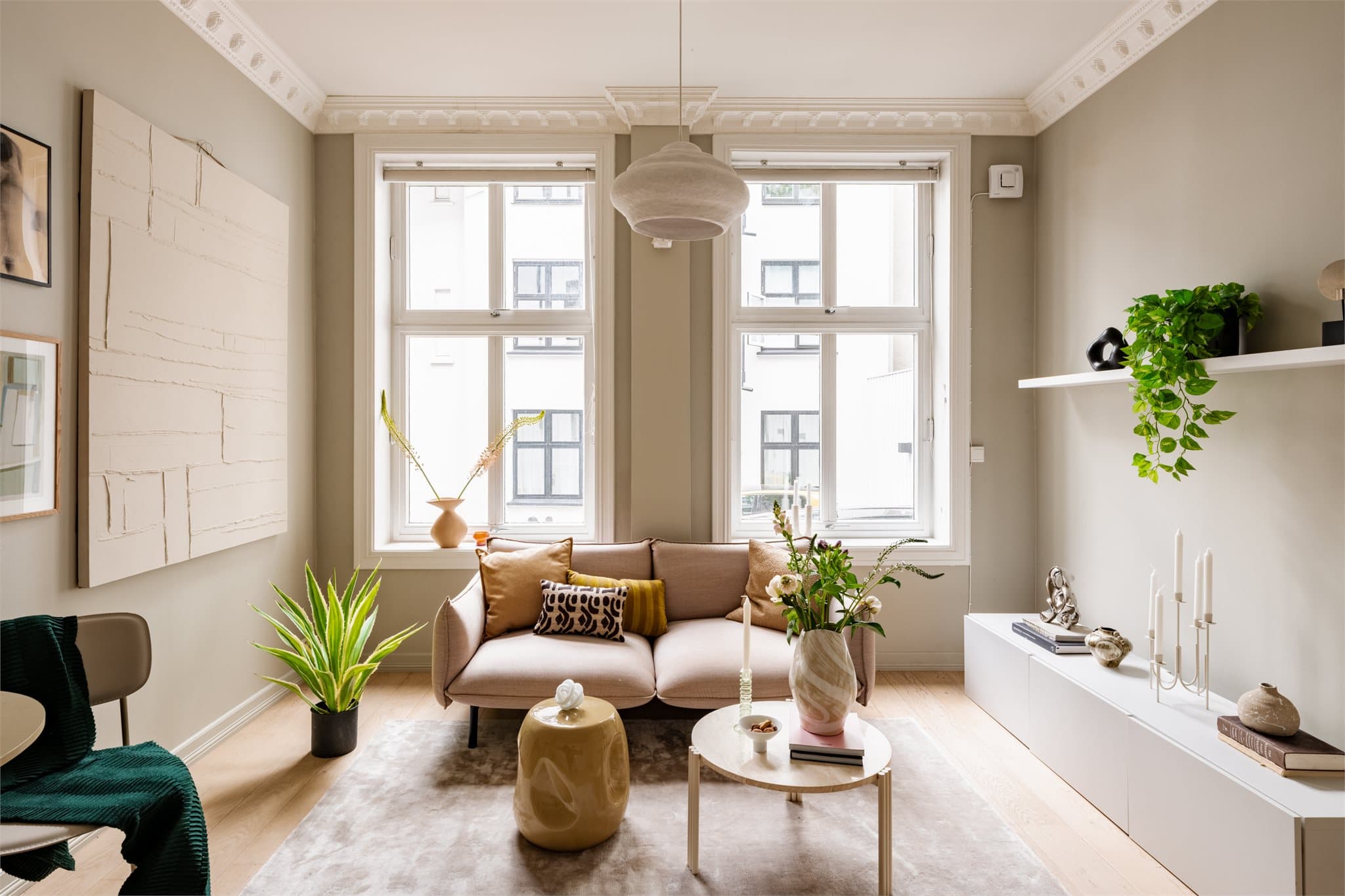 Stuen har store vindusflater som slipper inn rikelig med naturlig lys gjennom dagen.