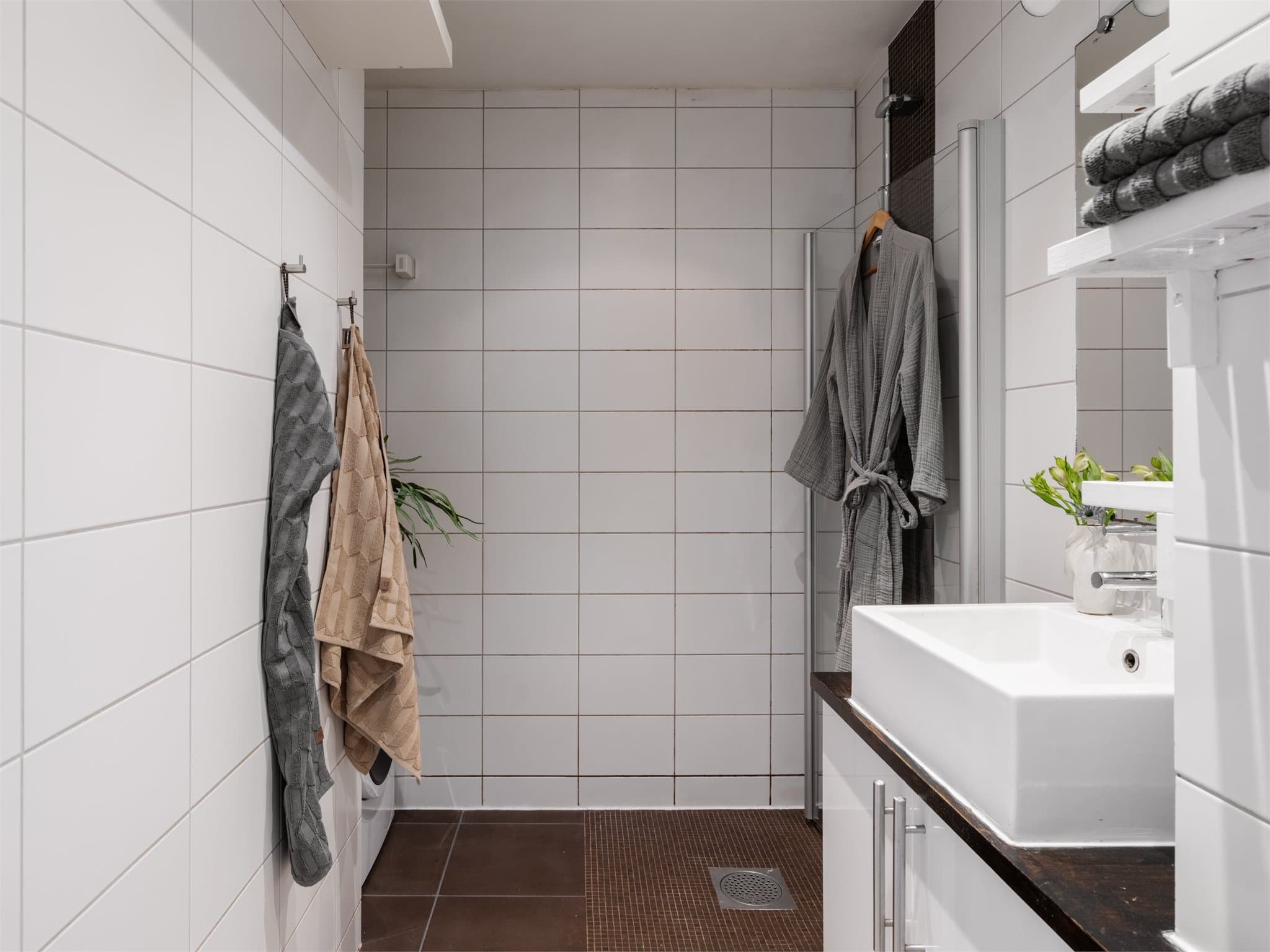 Badet er flislagt og ble ifølge tidligere salgsoppgave oppgradert med nye fliser i 2017.