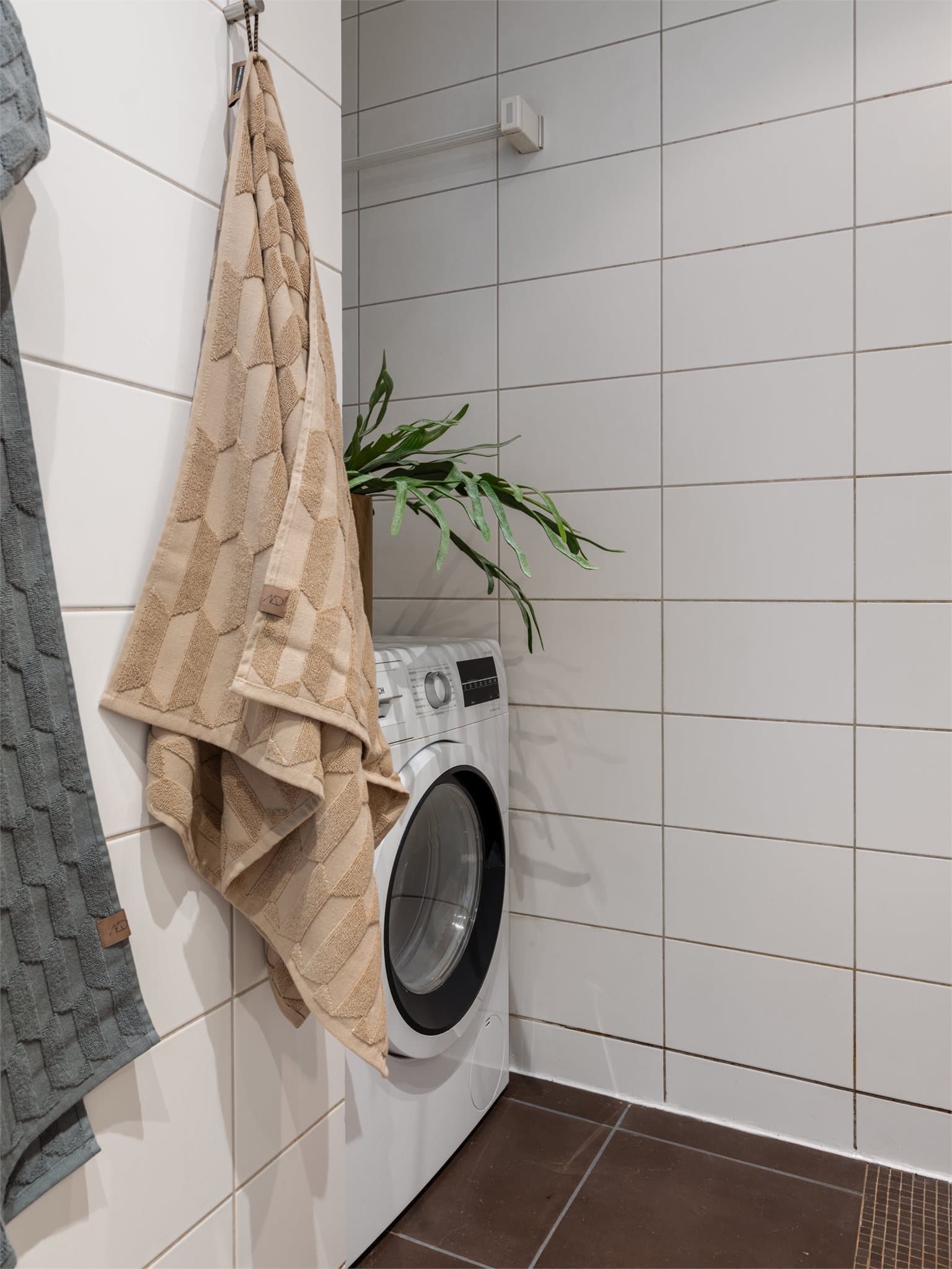 Det er selvsagt varme i gulvet og opplegg for vaskemaskin.
