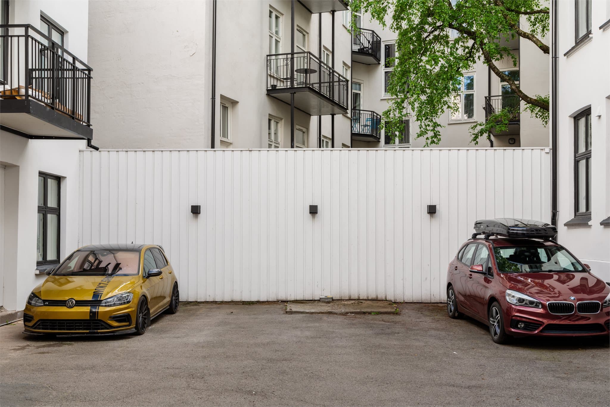 På eiendommen finnes det seks biloppstillingsplasser som er tillagt enkelte seksjoner som tilleggsareal. Det medfølger ikke egen plass til denne leiligheten. Det kan være muligheter for å leie plass fra seksjonseiere som har plass.