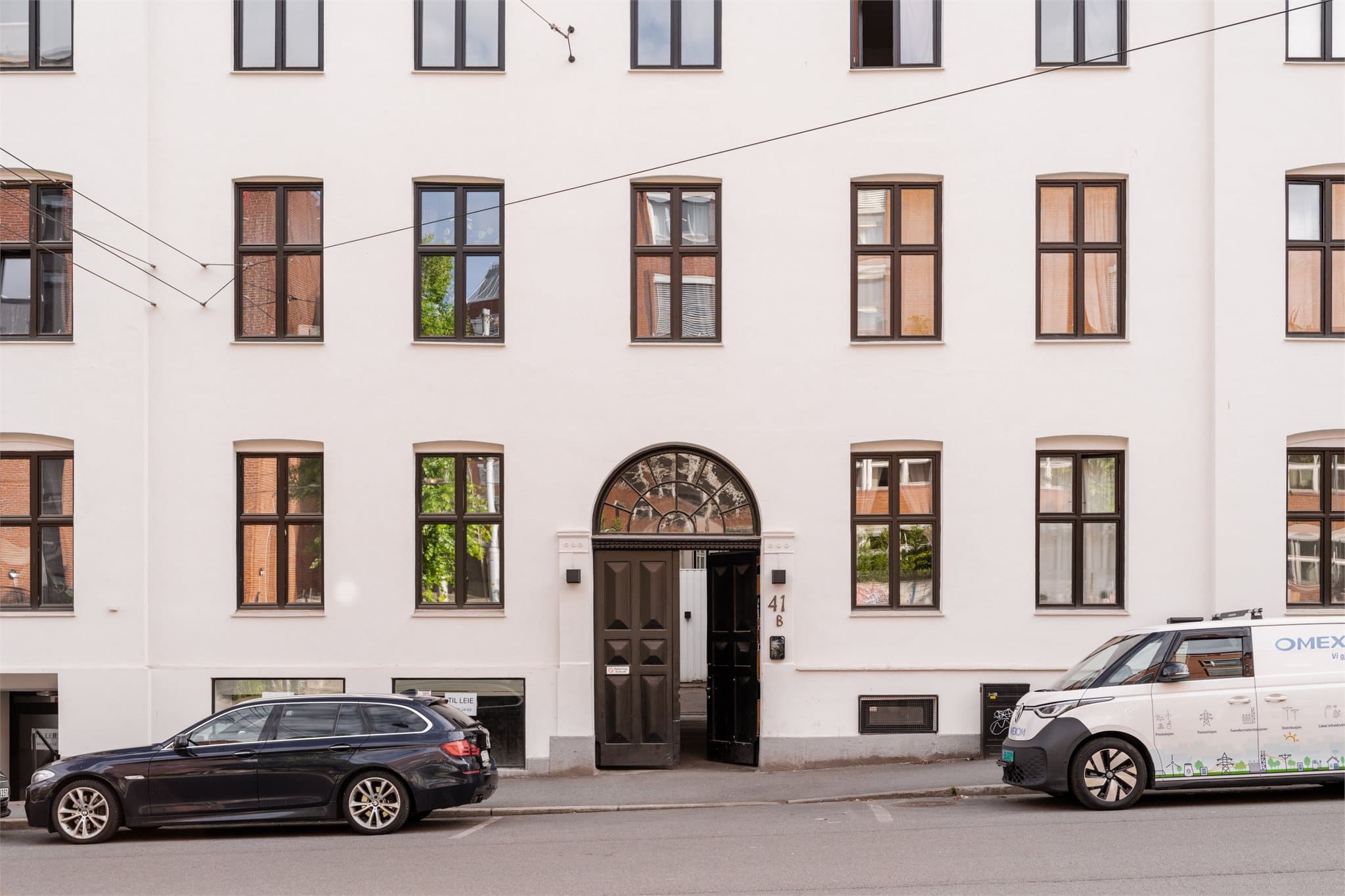 Her bor du sentralt med kort vei til kollektivtransport, hyggelige kaféer, restauranter, parker, studiesteder og alt sentrum har å by på.