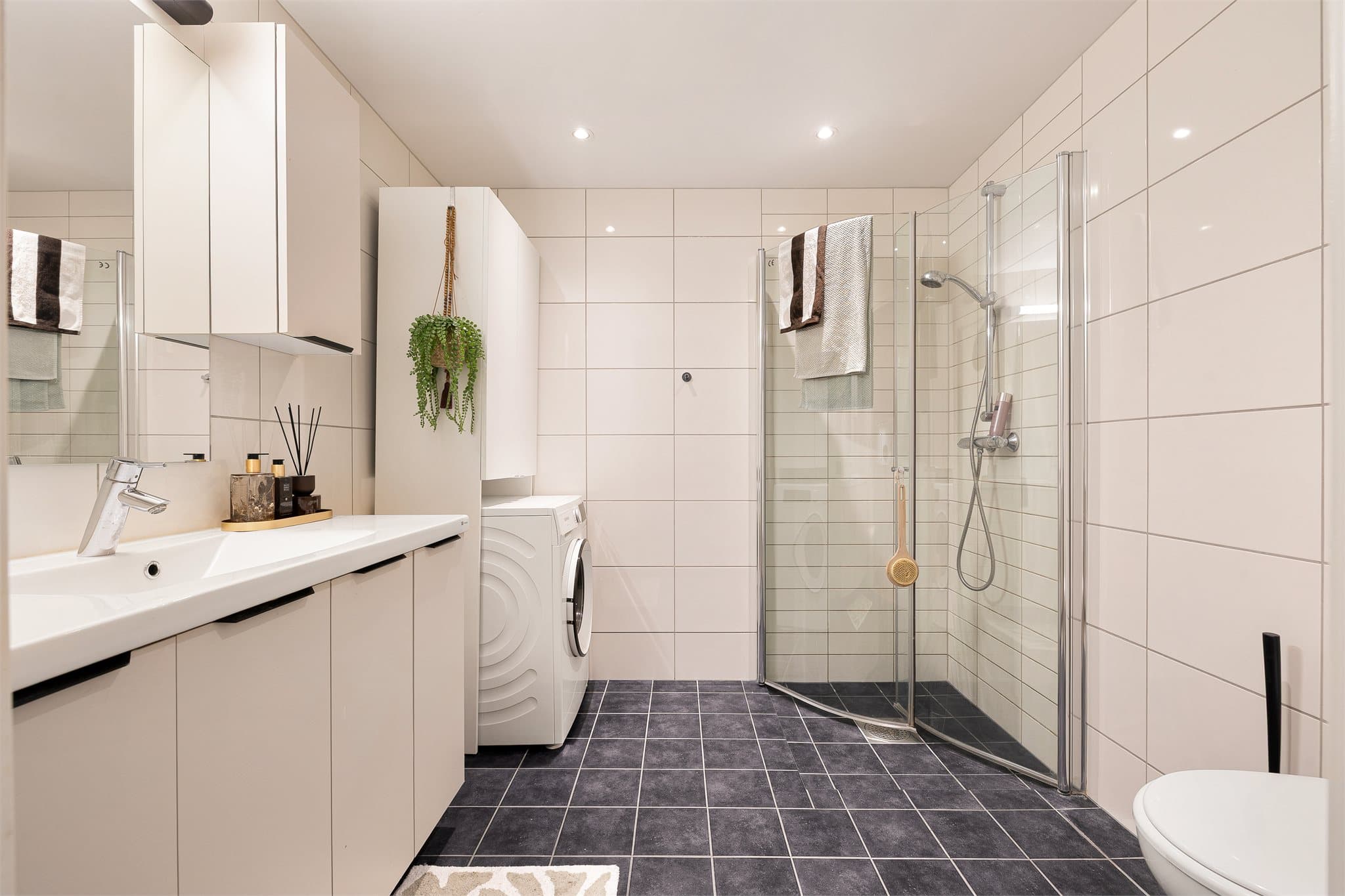 Badet er utstyrt med gulvvarme og downlights i himlingen.