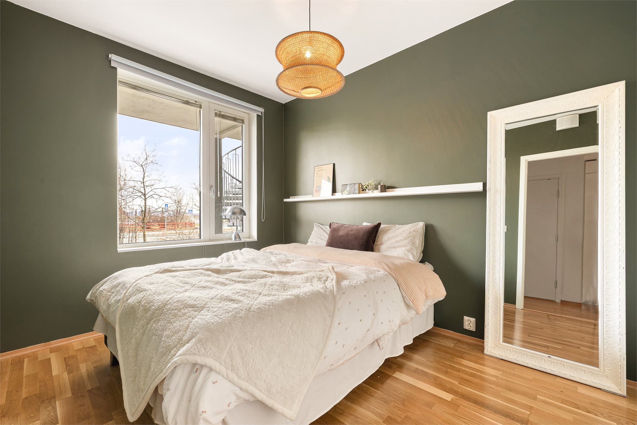 Soverommet på ca. 10 m² gir god plass til dobbeltseng og øvrig møblement.