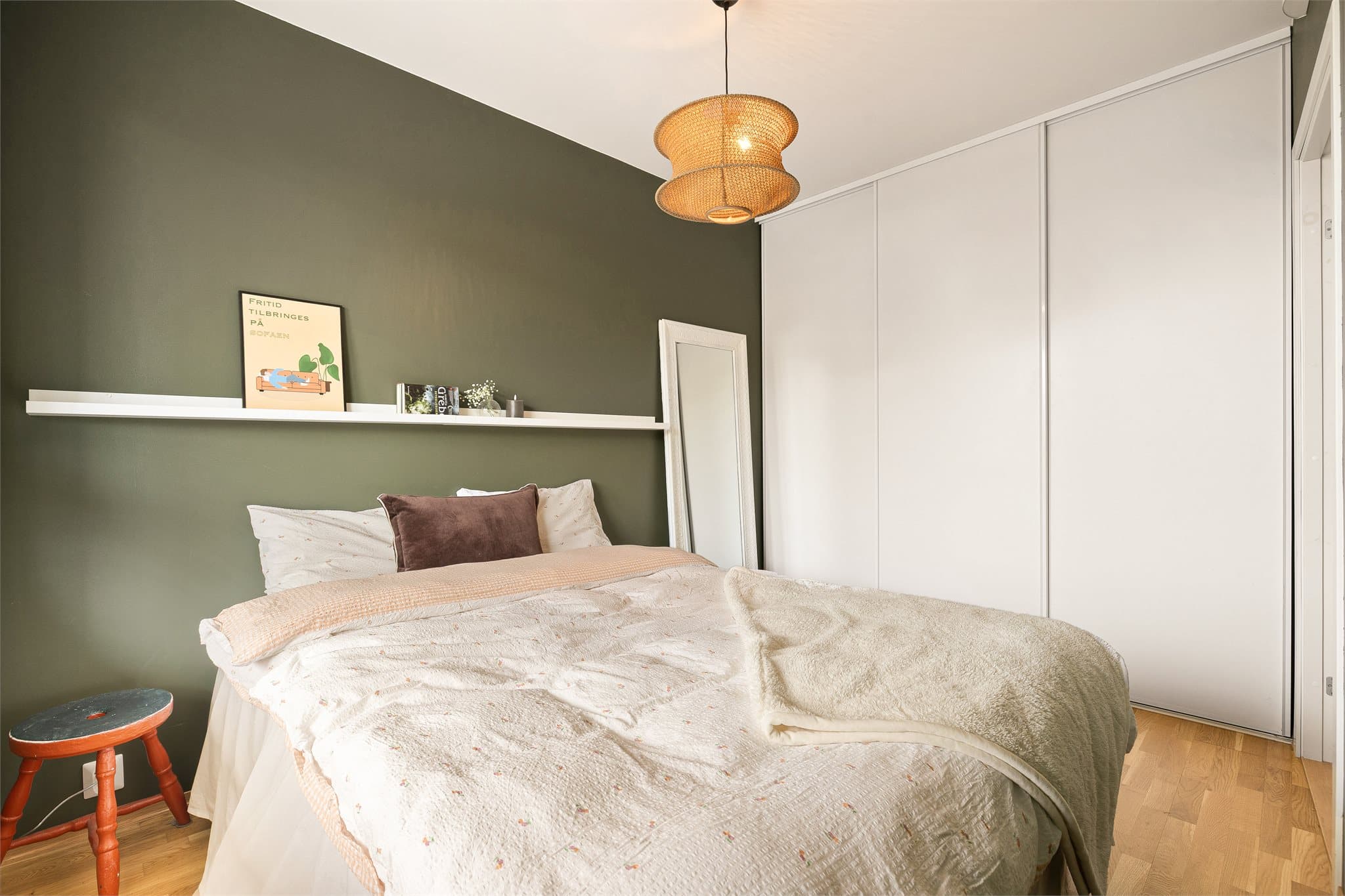 Soverommet har en stor integrert skyvedørsgarderobe som gir rikelig med lagringsplass.