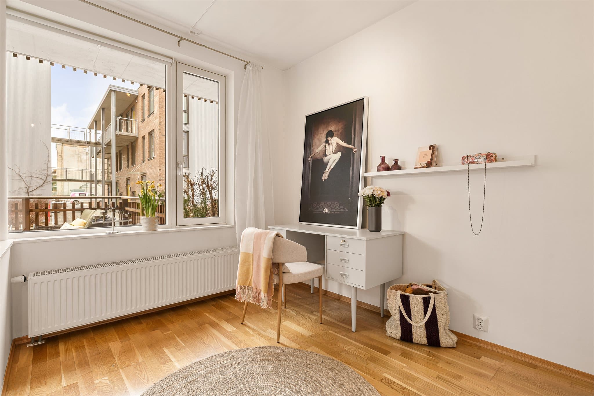 Stuen er inndelt i flere soner som gir gode møbleringsmuligheter for både sofakrok, spiseplass og kontorløsning.