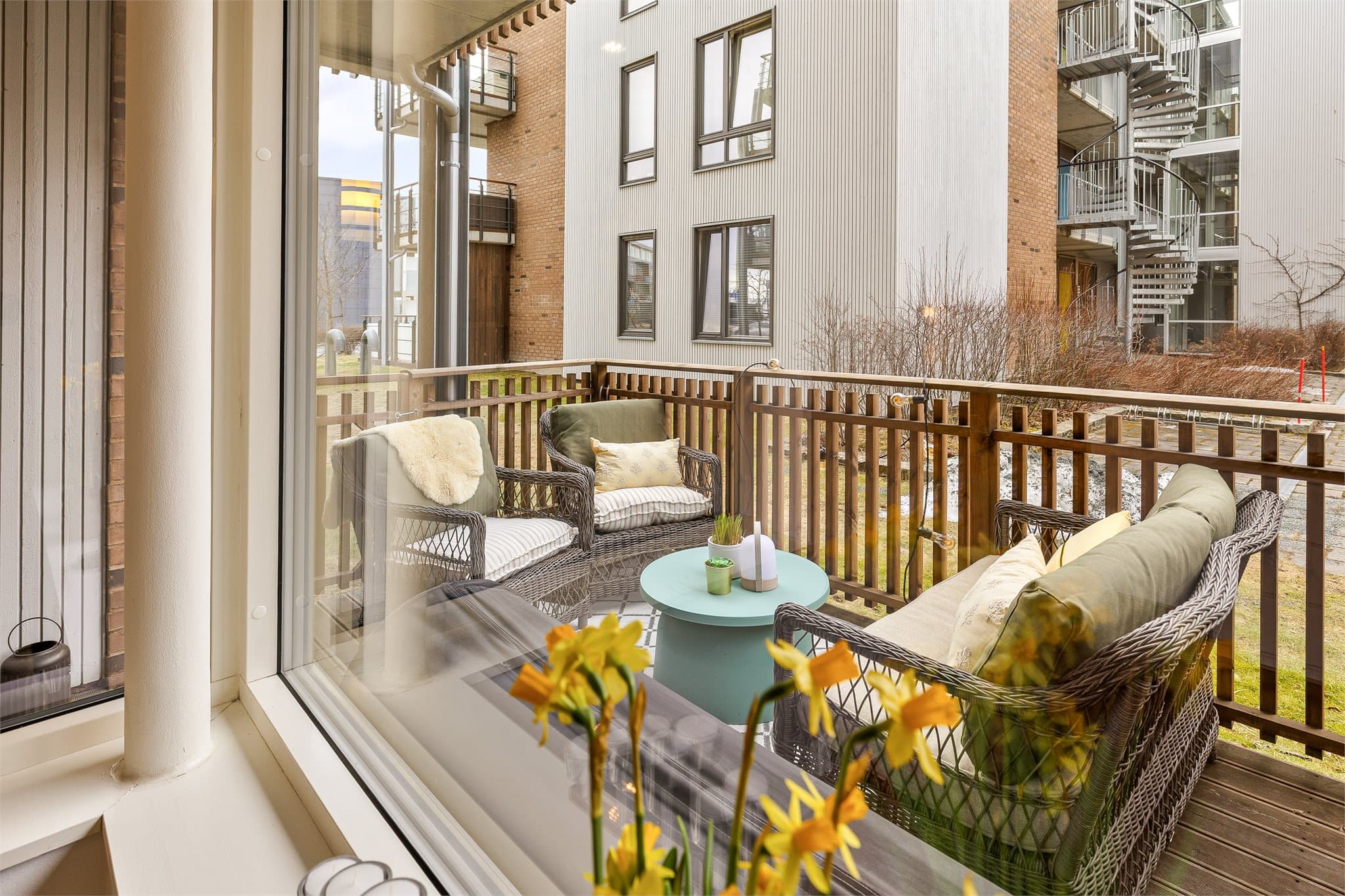 Fra stuen har man utgang til en sørvestvendt markterrasse på rundt 10 m².