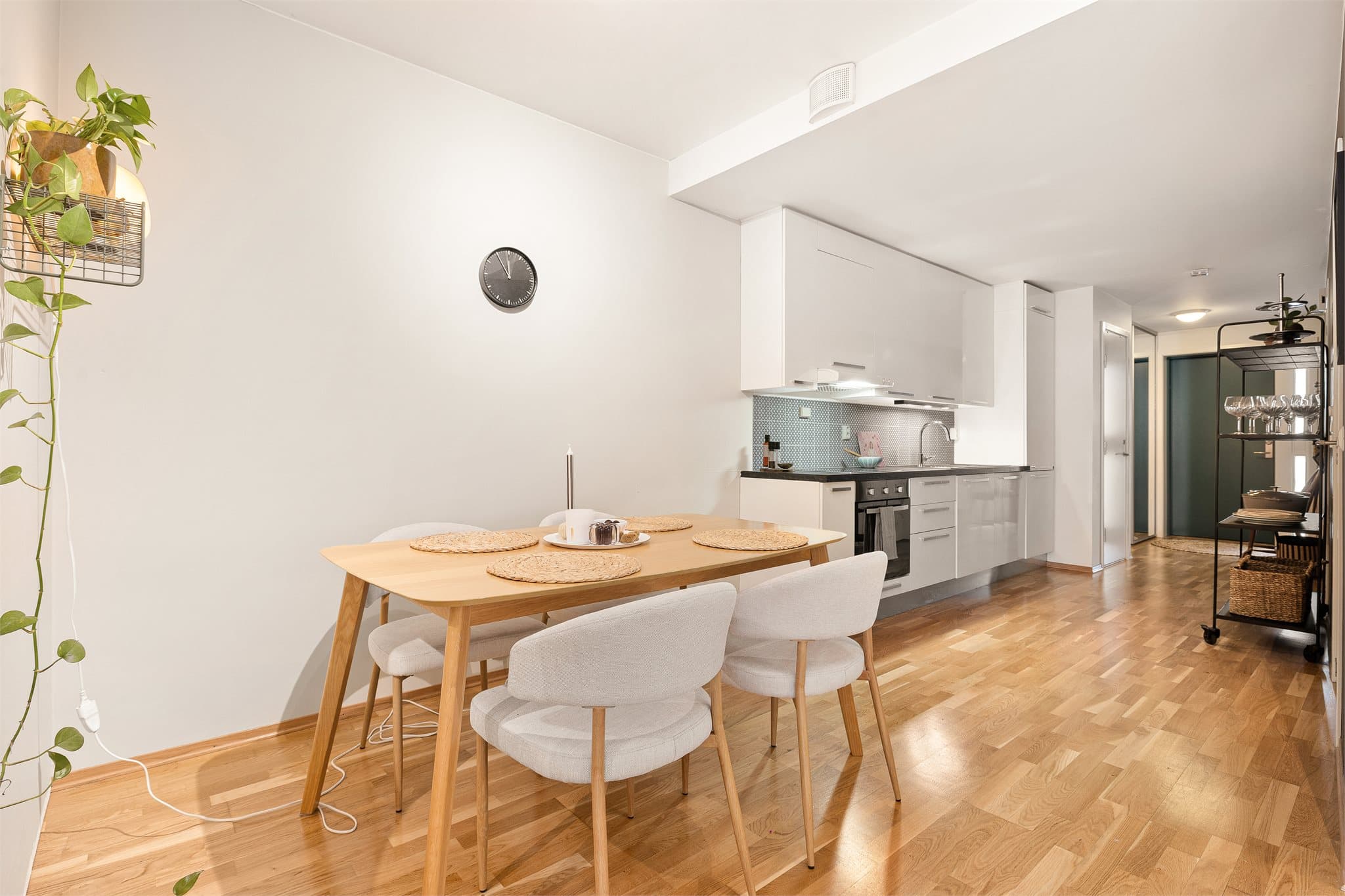 Stue og kjøkken er plassert i en delvis åpen løsning og måler til sammen ca. 38 m².