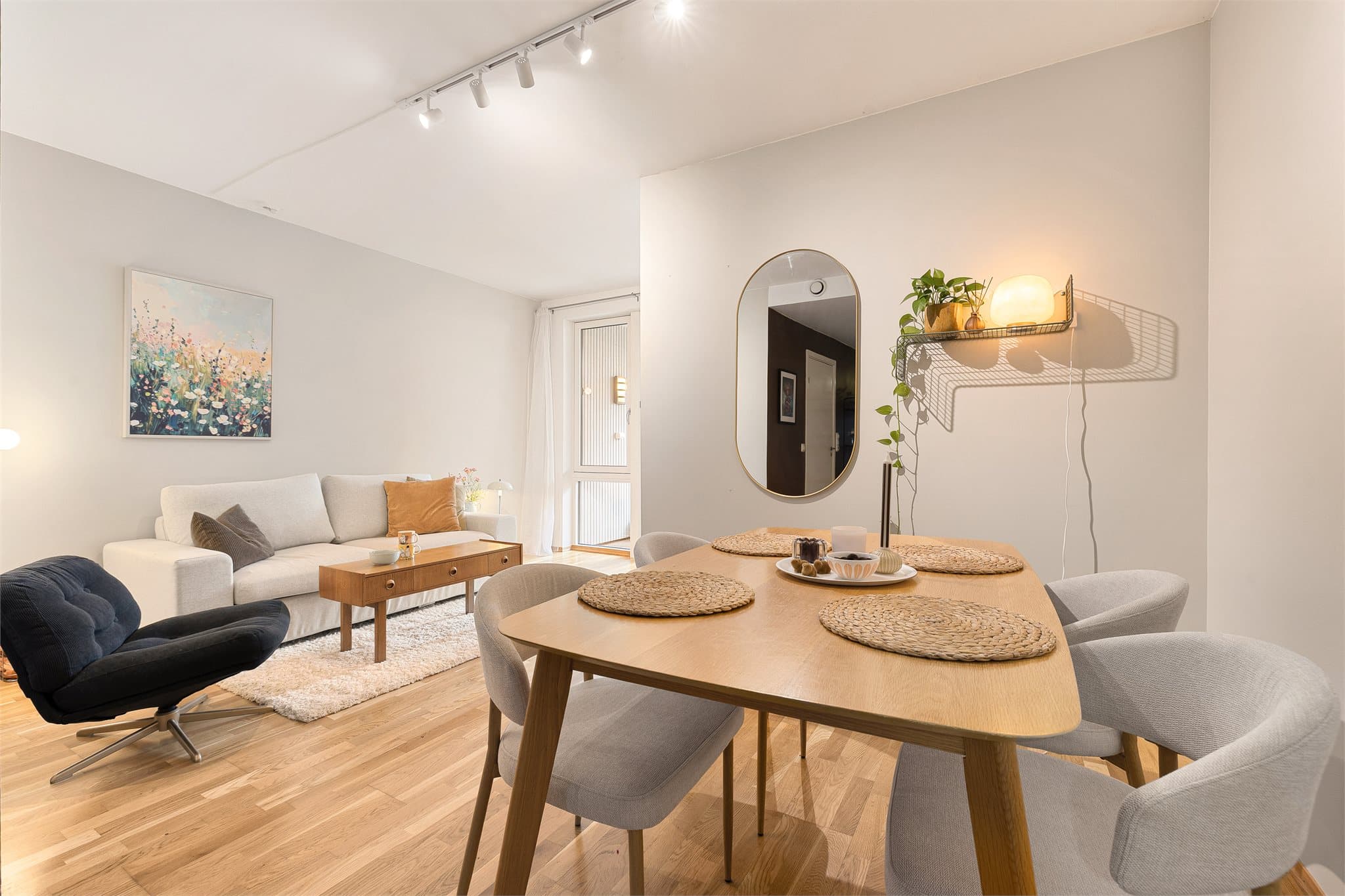 Plasseringen mellom stue og kjøkken egner seg godt til å innrede med spisegruppe.