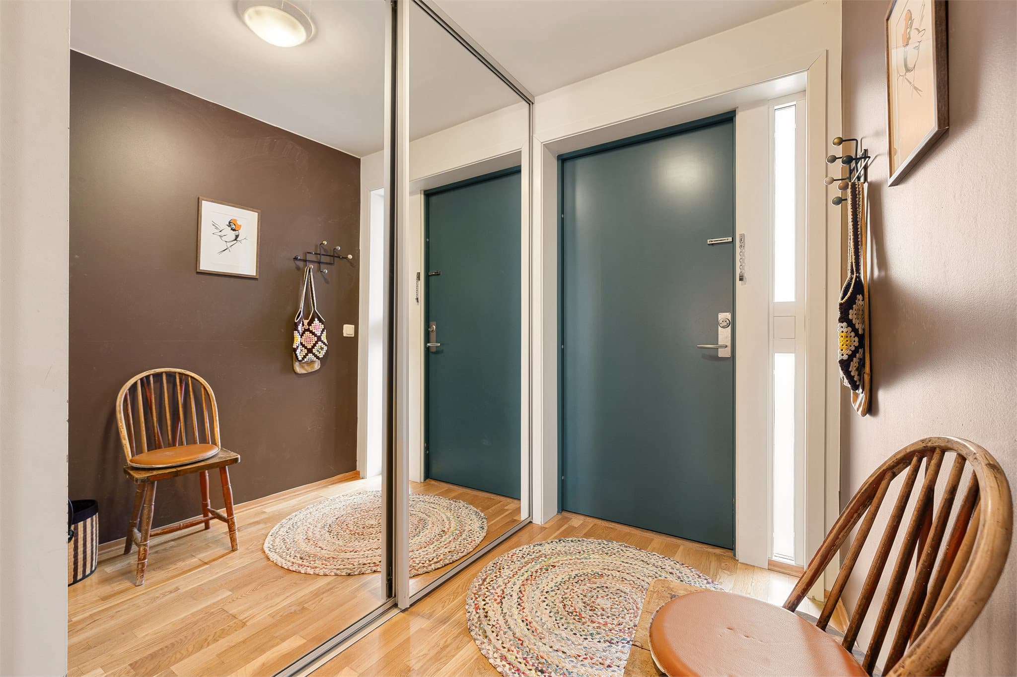 Gangen har en stor skyvedørsgarderobe med speilflater, som bidrar til både oppbevaring og et luftig uttrykk.