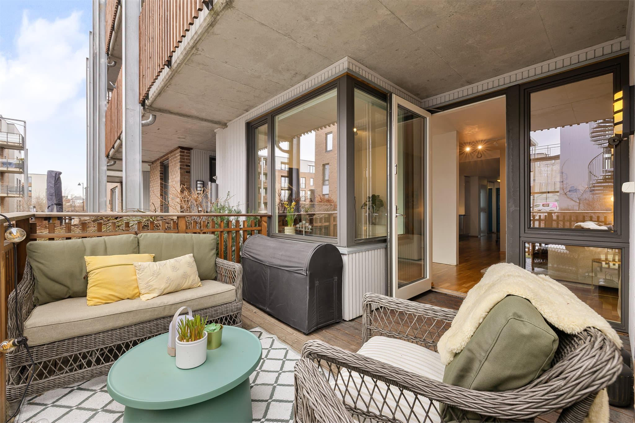 Terrassen har gode solforhold og er perfekt for å nyte varme sommerdager.