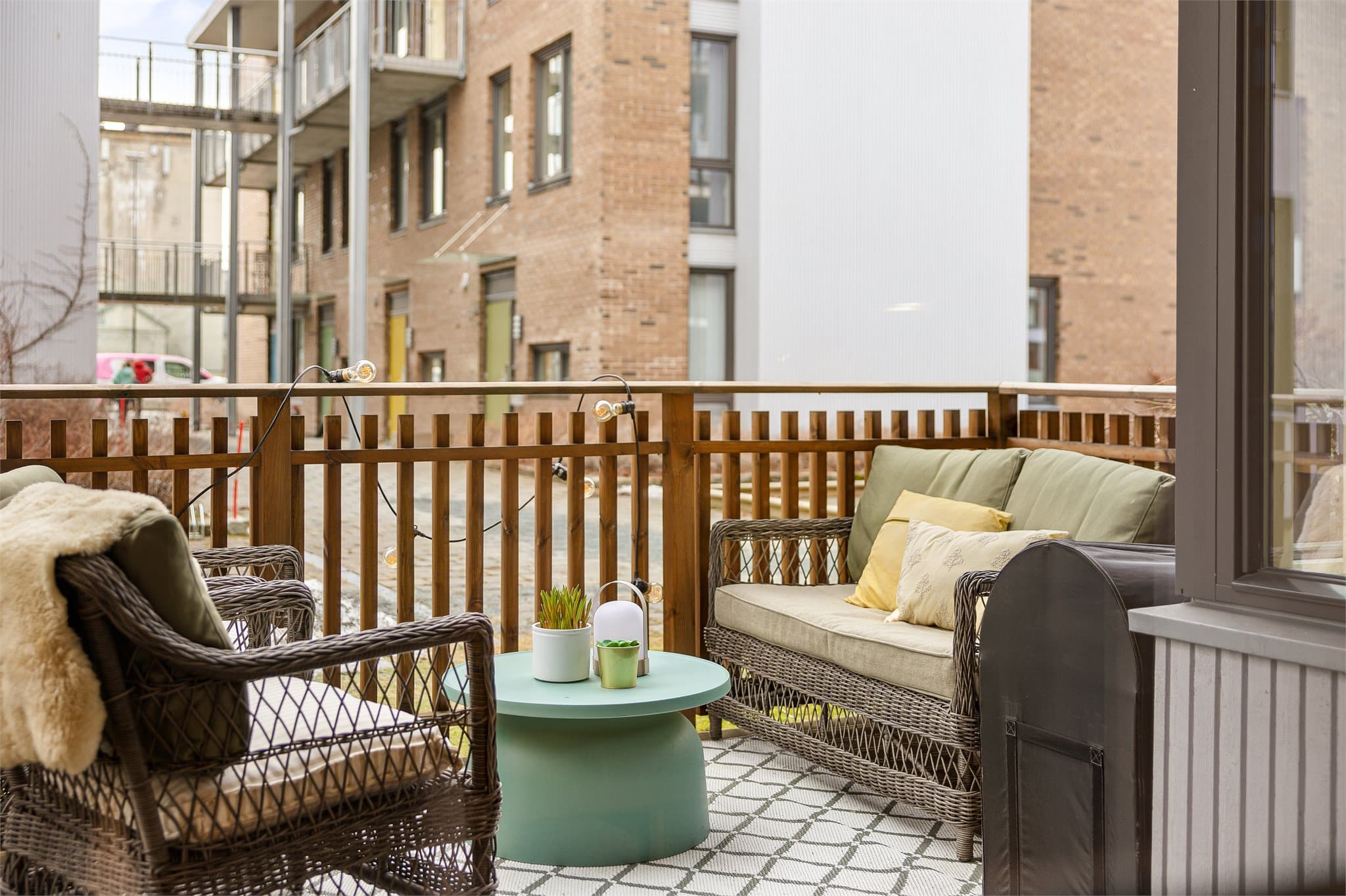 Terrassen har en skjermet beliggenhet fra vei og trafikk, og det er god plass til ønsket utemøblement.