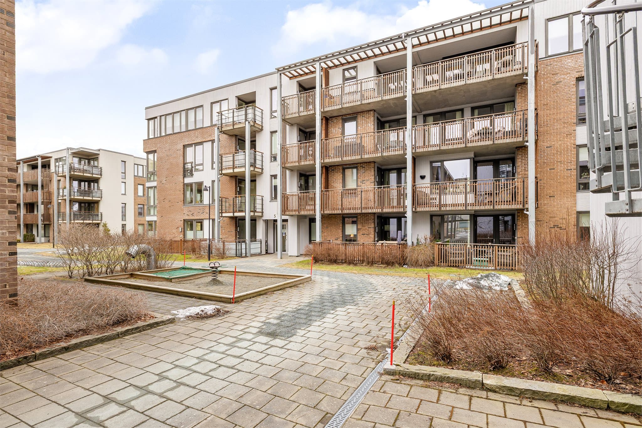 Her bor du i et rolig og barnevennlig område, samtidig som Trondheim sentrum nås på en kort kjøretur. Boligen har egen parkeringsplass i felles parkeringskjeller. Velkommen!