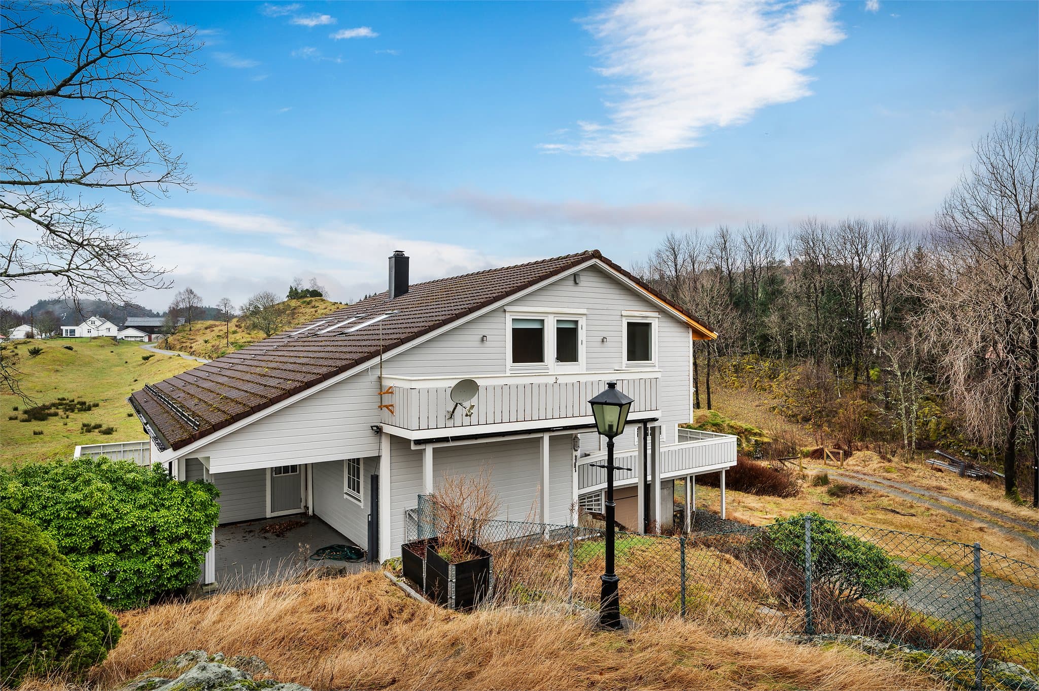 - Innen en 10 minutters kjøretur finner du både Rema 1000 Frekhaug og Coop Extra Frekhaug -
