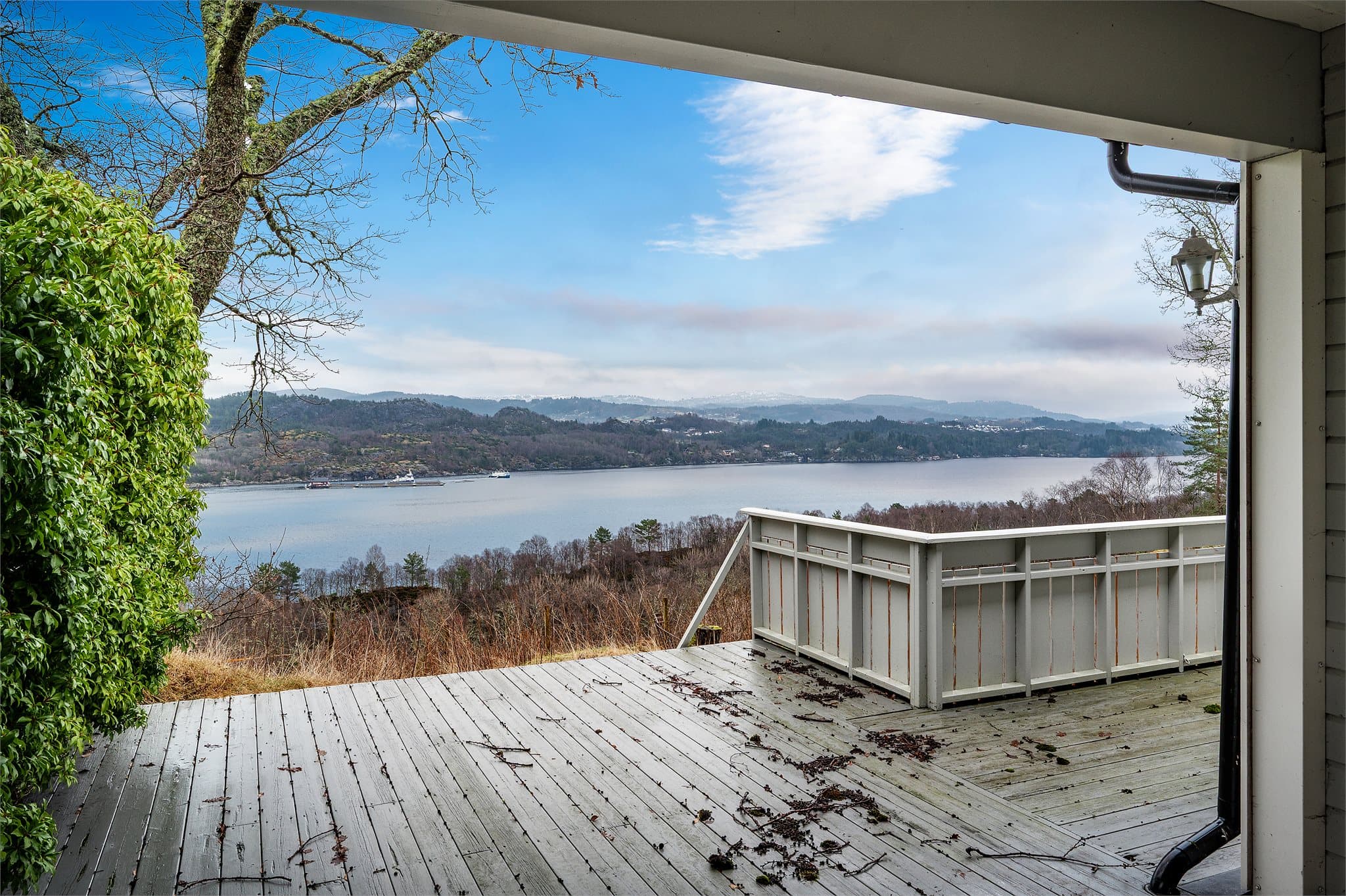 - Fra den 123m² terrassen har du en nydelig sjøutsikt ut mot Radfjorden -