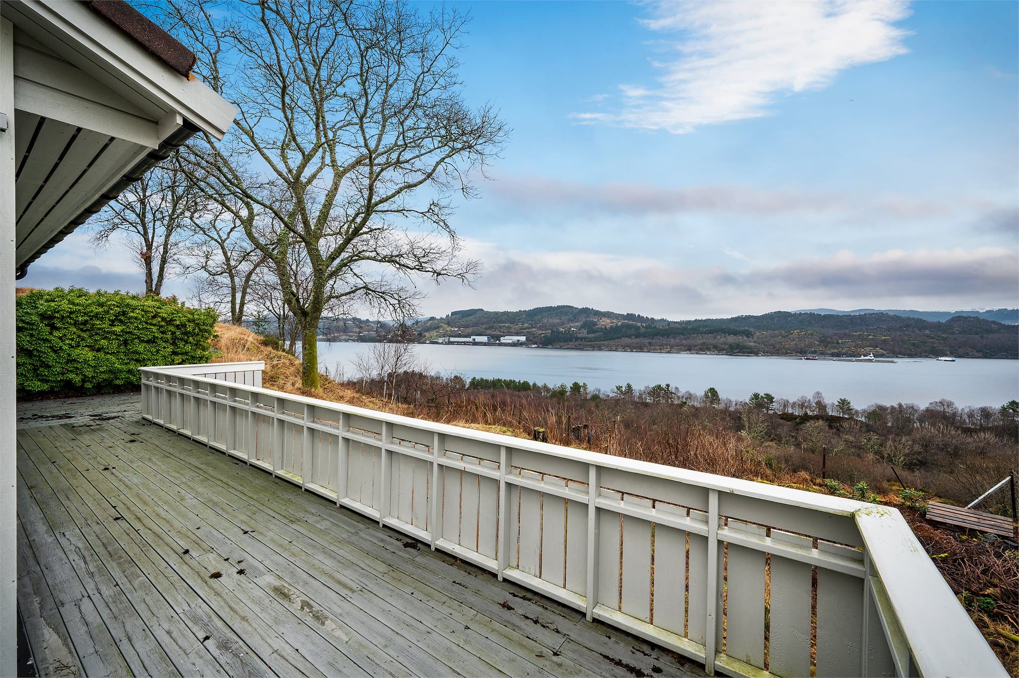 - Boligen går over tre plan og har et totalt BRA-i på 297m² -