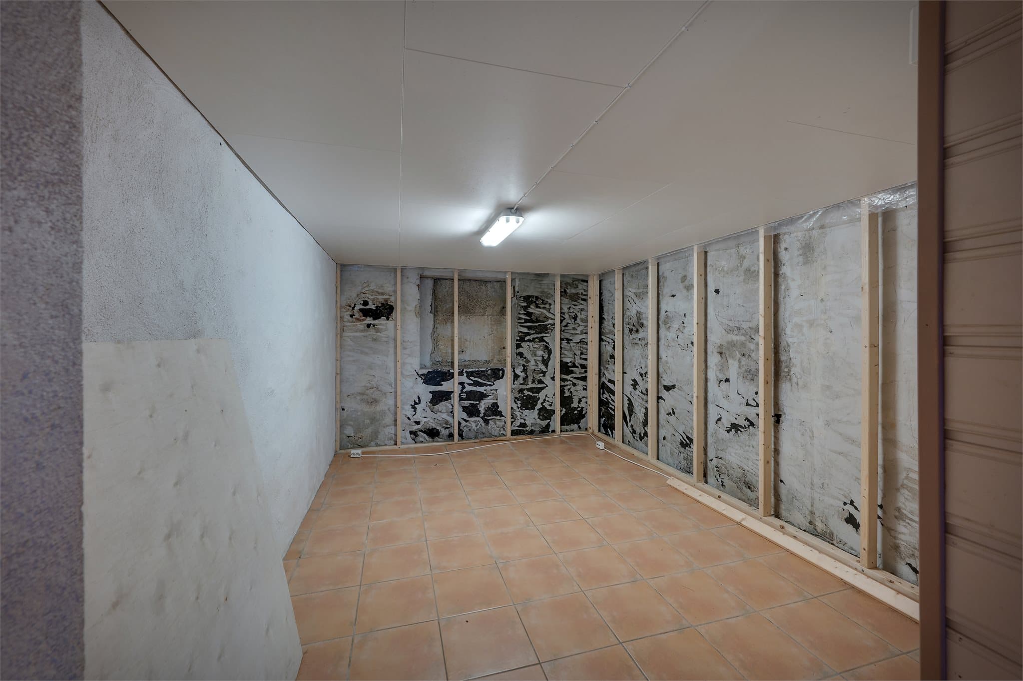 - Underetasjen måler 90m² og inneholder garasje, utv. teknisk rom, mellomgang, 3 boder og hall m/trapp -