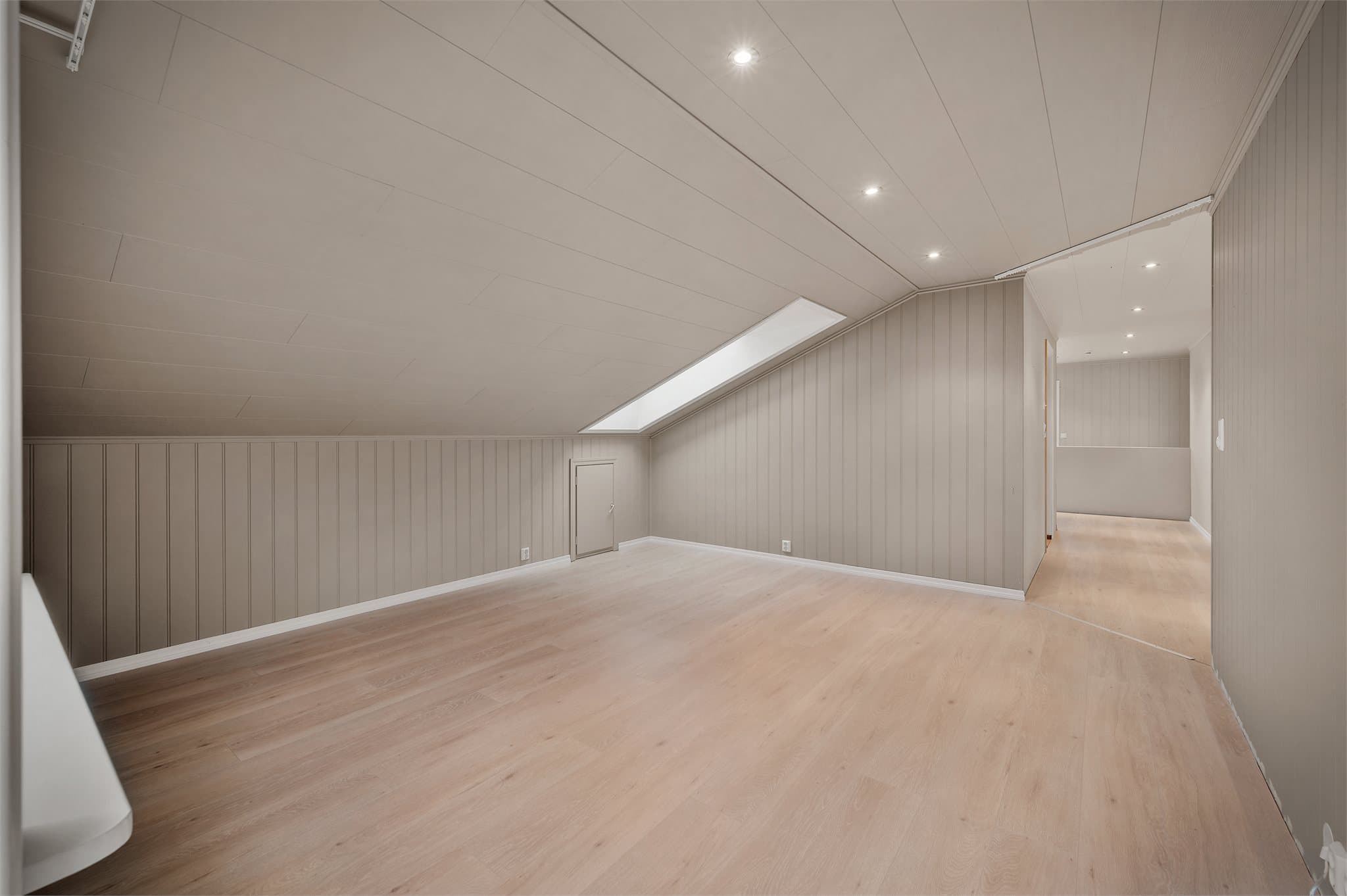 - Merk spotter i himling som skaper et moderne inntrykk -