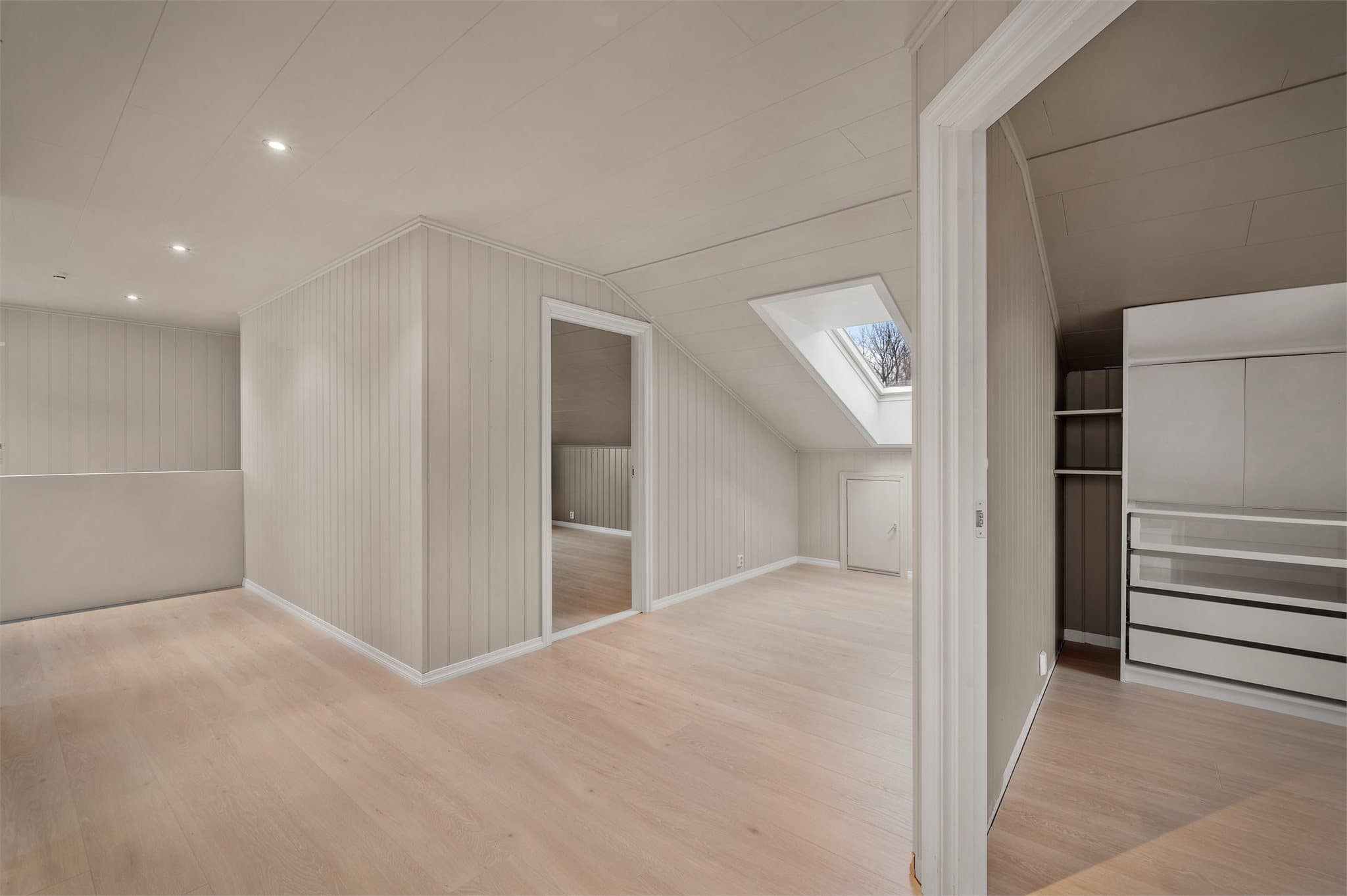 - Loftsetasjen måler 80m² og inneholder hall m/trapp, gang, 2 soverom, loftsstue og uinnredet bad -