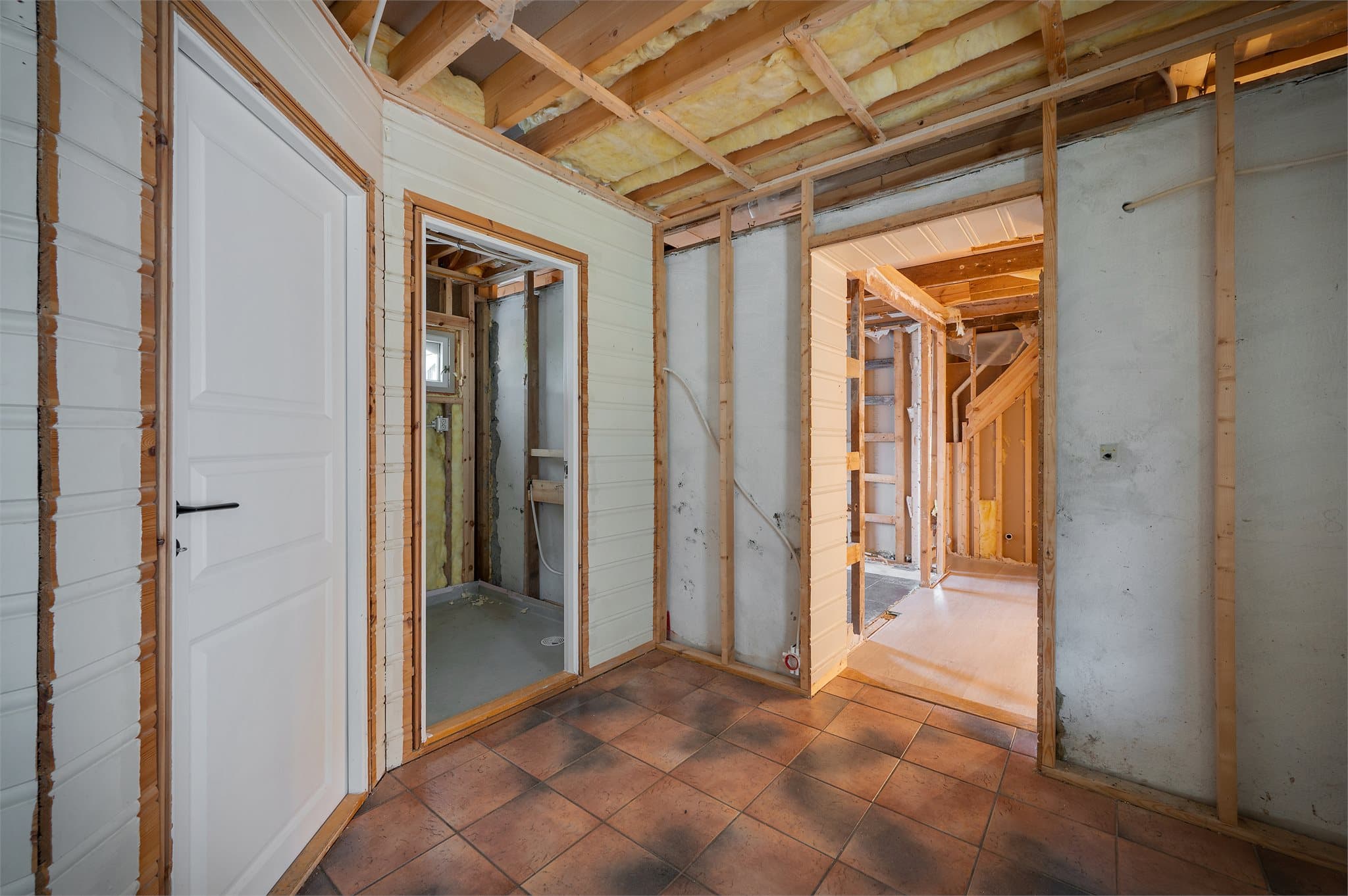 - Hovedetasjen måler 127m² og inneholder entré, vaskerom, tv-stue, toalettrom, 2 soverom, mellomgang, kjøkken, stue, spisestue, bad og hall m/trapp -