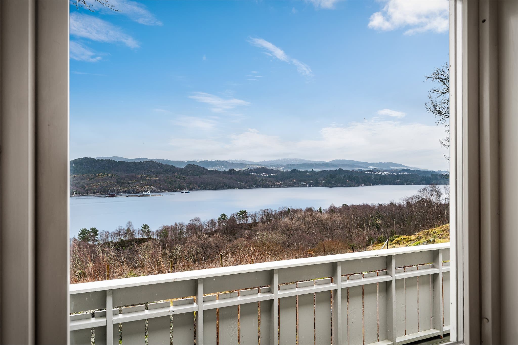 - Balkongen måler 8m² og har nydelig sjøutsikt -