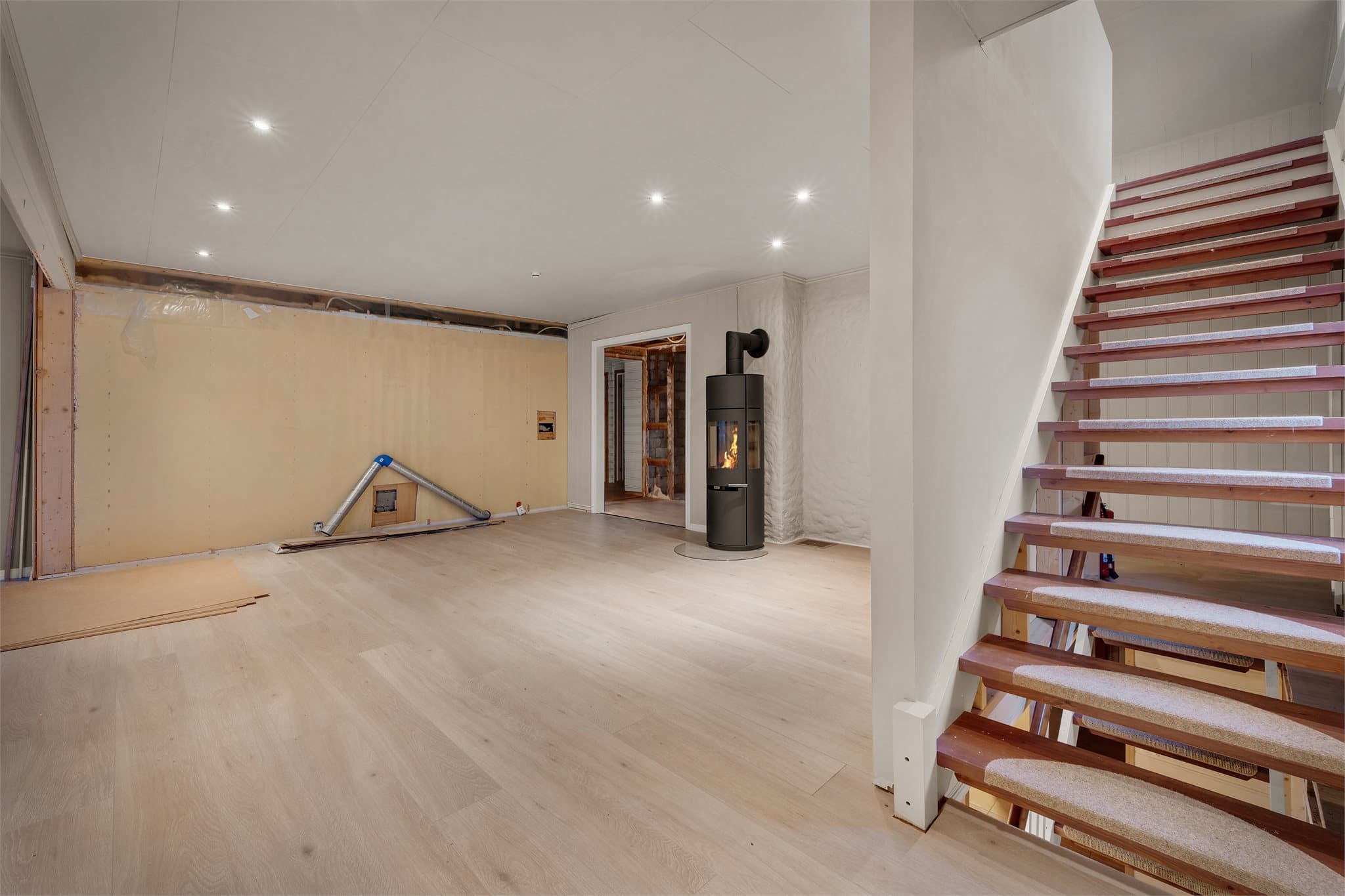 - Vi beveger oss opp i boligens 2.etasje -