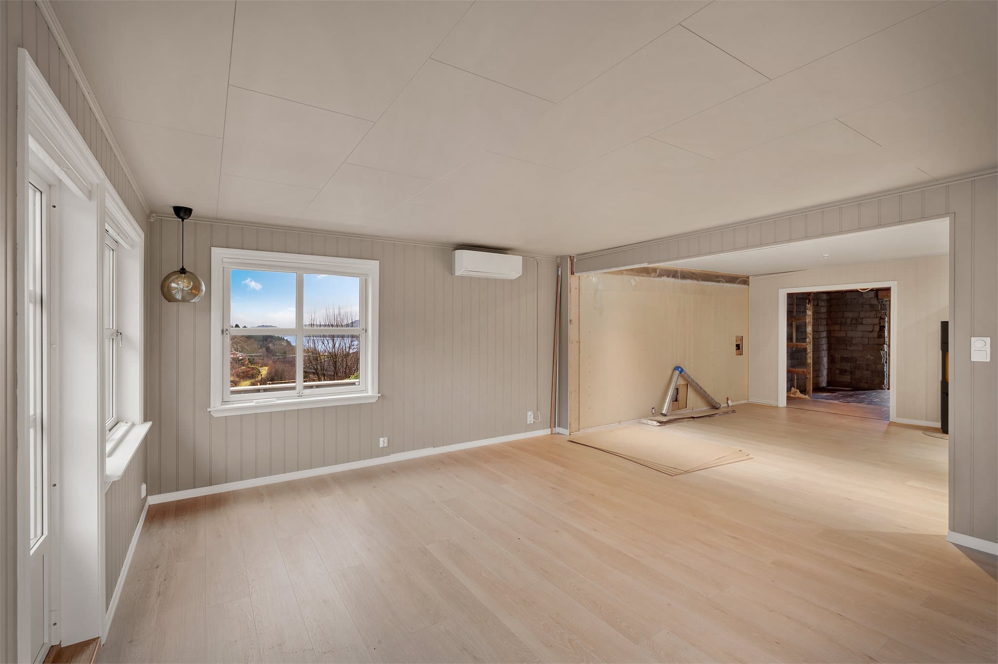 - Også fra stuen er det direkte adkomst til terrassen -