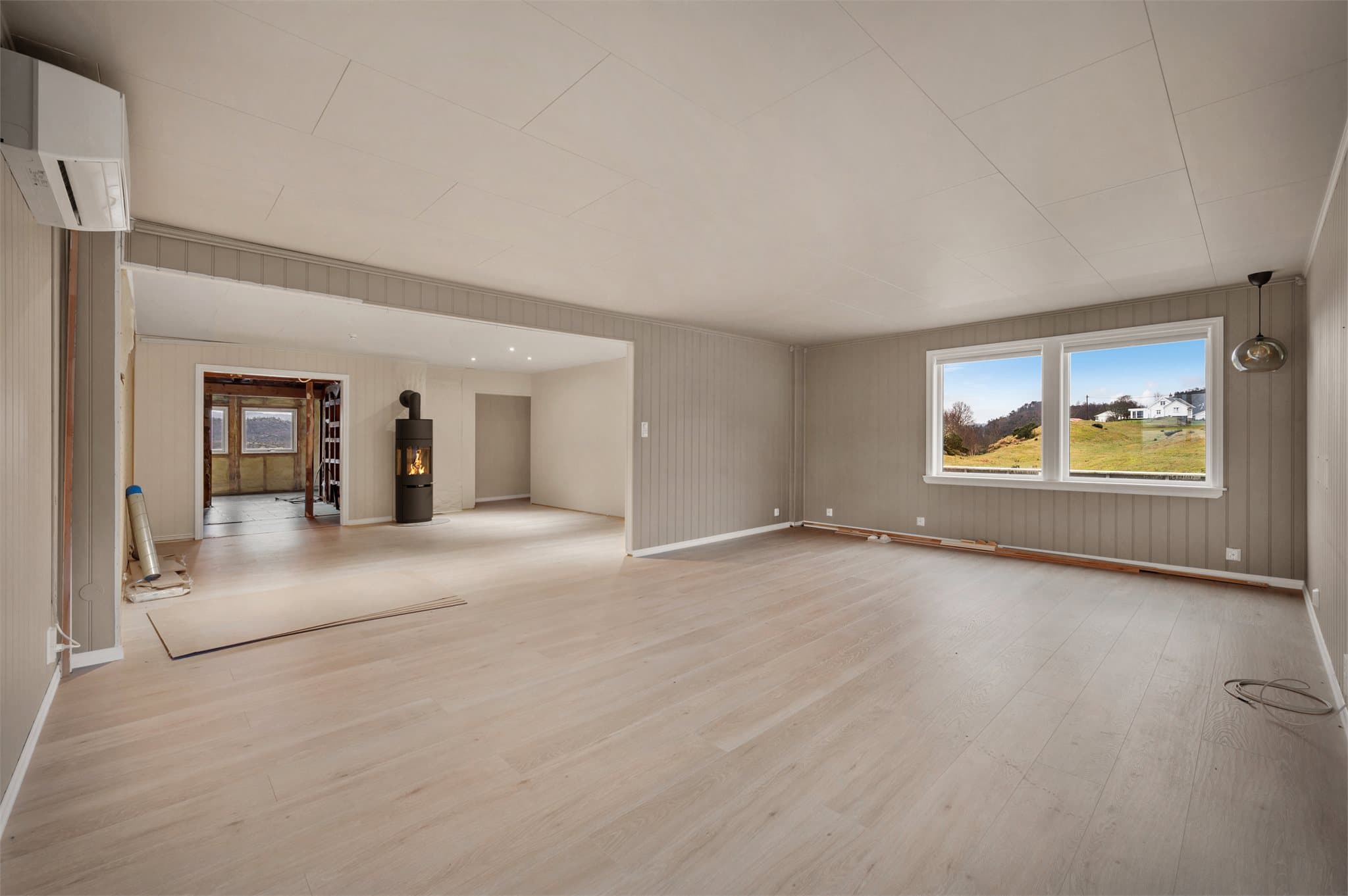 - Boligen har både peis og varmepumpe. Dette bidrar til lavere strømutgifter og ekstra hygge -