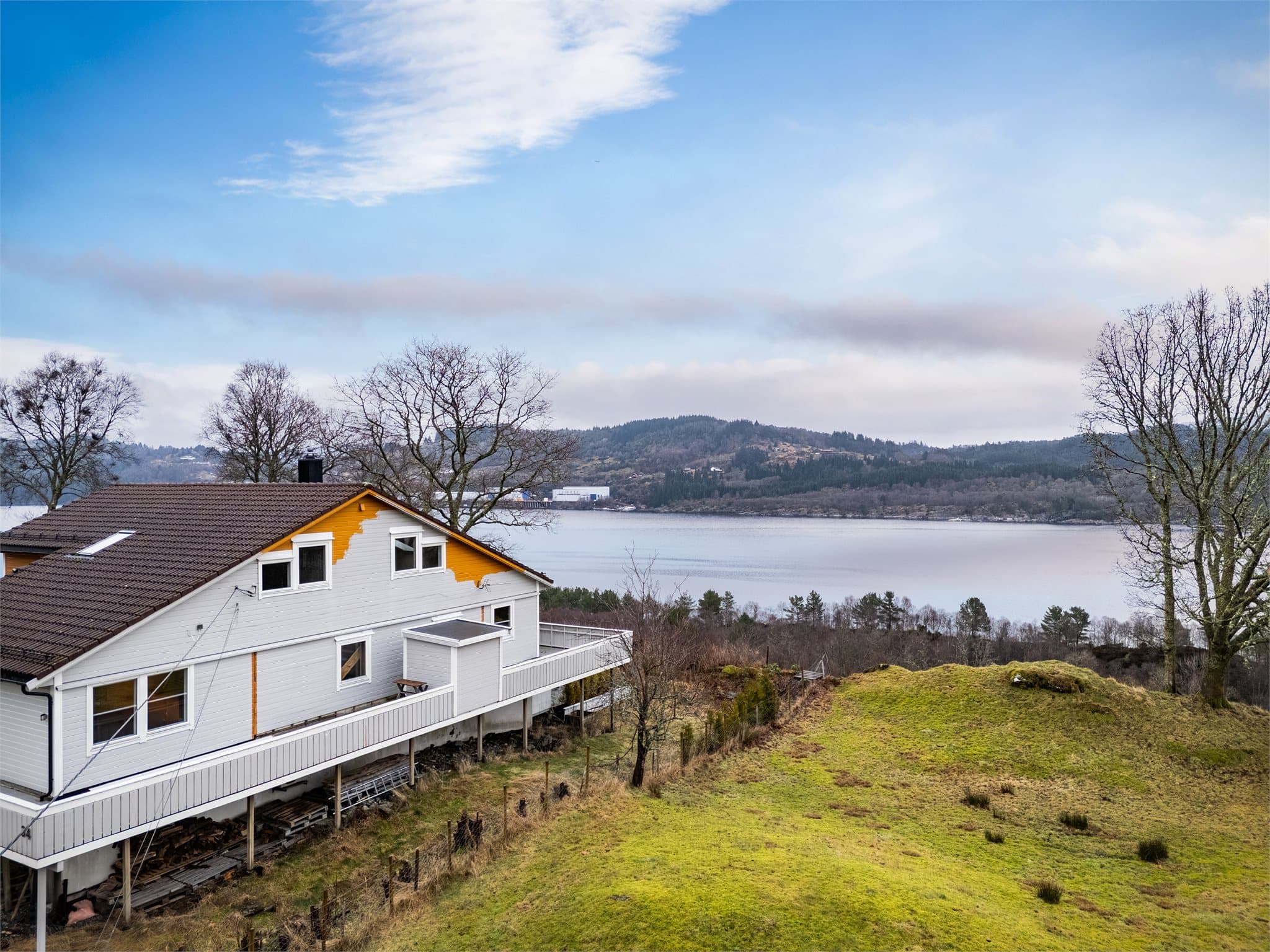 - Eiendommen har en stor, opparbeidet tomt som måler 1 908,5m² -