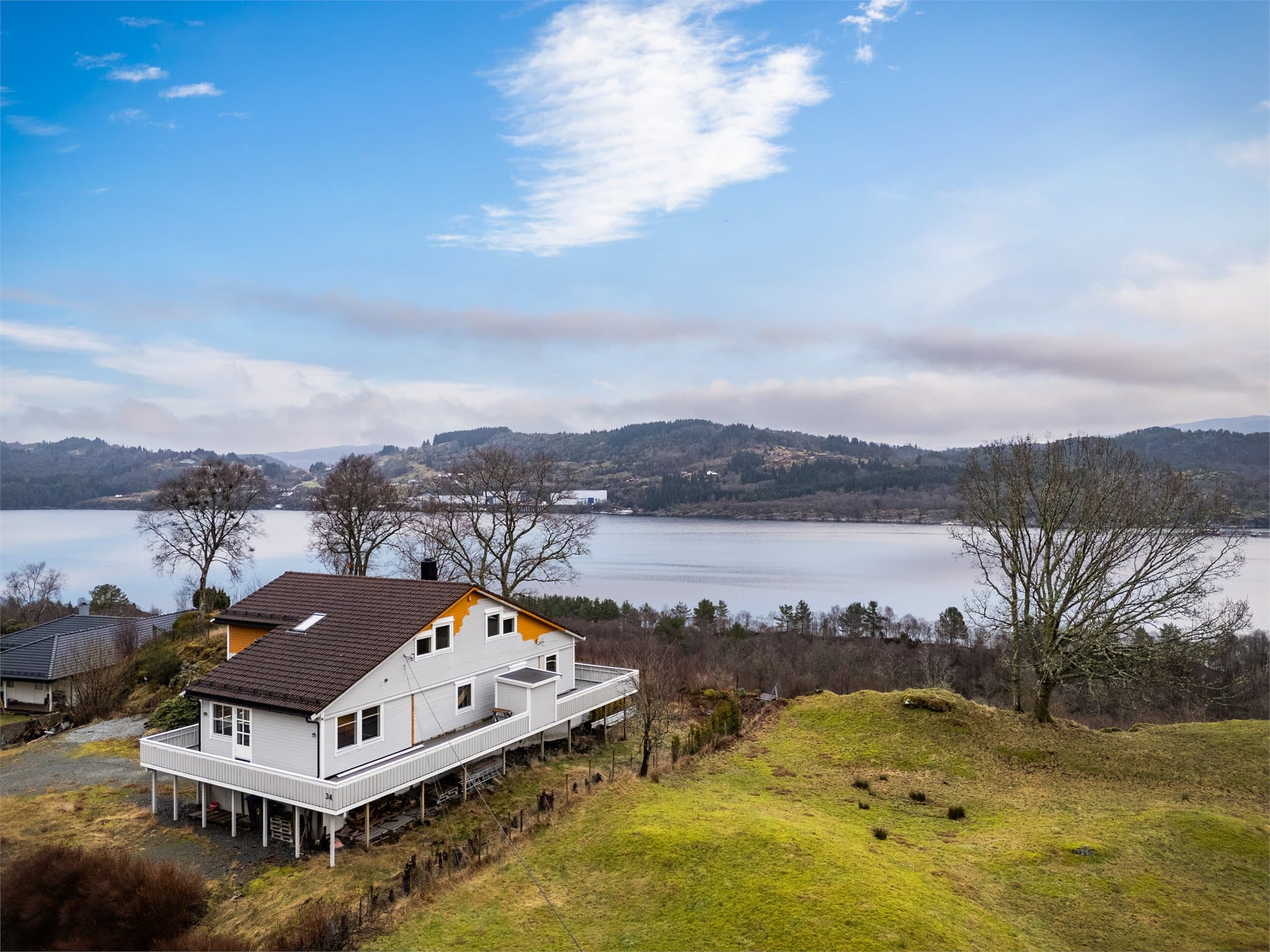 - En innholdsrik enebolig over 3 plan med nydelig sjøutsikt -