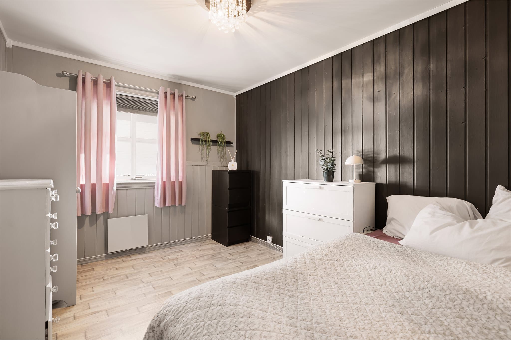 Det store vinduet slipper inn rikelig med naturlig lys og gir gode muligheter for lufting.