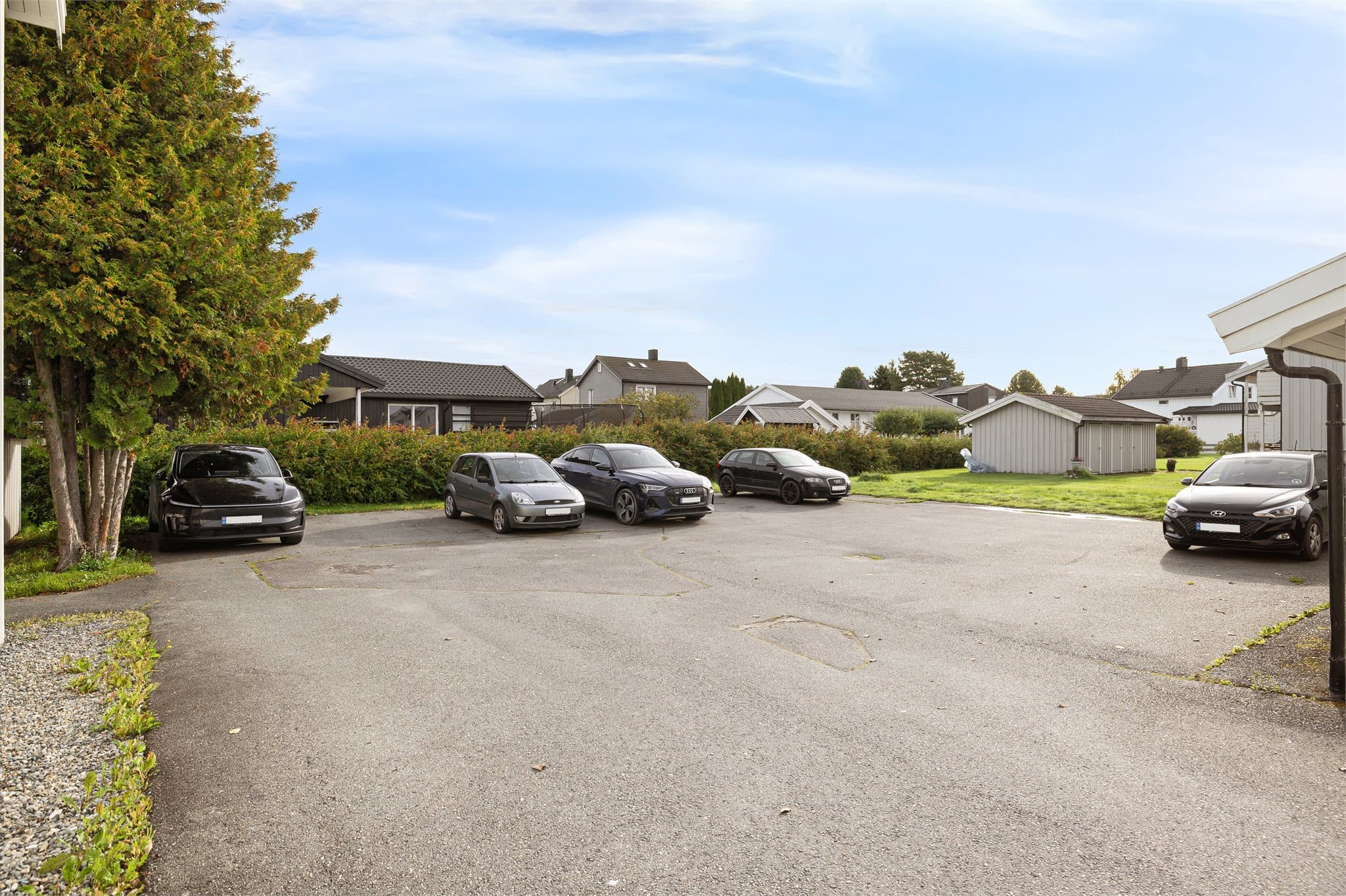 Egen parkeringsplass på uteparkeringen følger leiligheten.