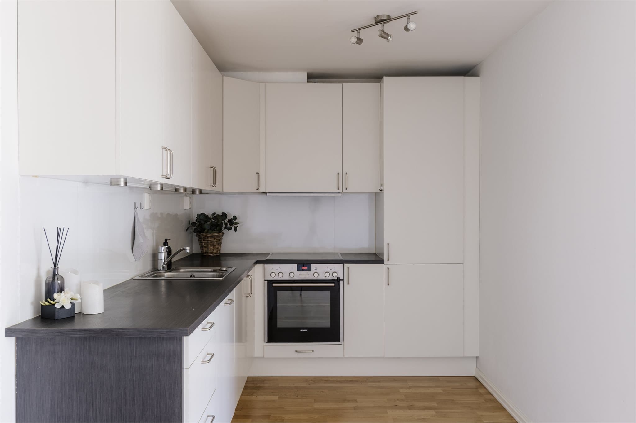 Innredningen (2016) har slette fronter og laminat benkeplate med nedfelt oppvaskkum og ettgreps blandebatteri. Kjøkkenet er utstyrt med integrert stekeovn, platetopp, oppvaskmaskin samt kjøle-/fryseskap.