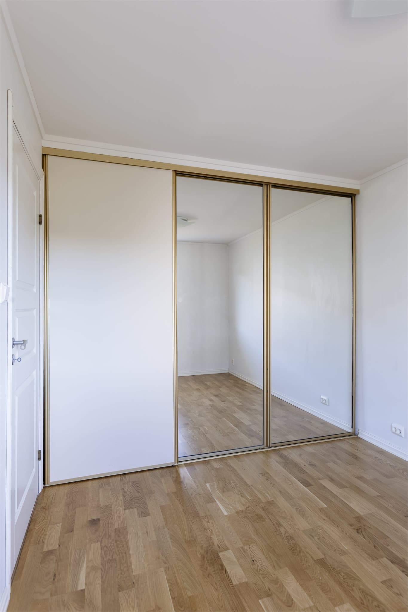 Her er det plass til dobbeltseng med tilhørende nattbord, samtidig som den store skyvedørsgarderoben med speilfronter sørger for svært gode oppbevaringsmuligheter.